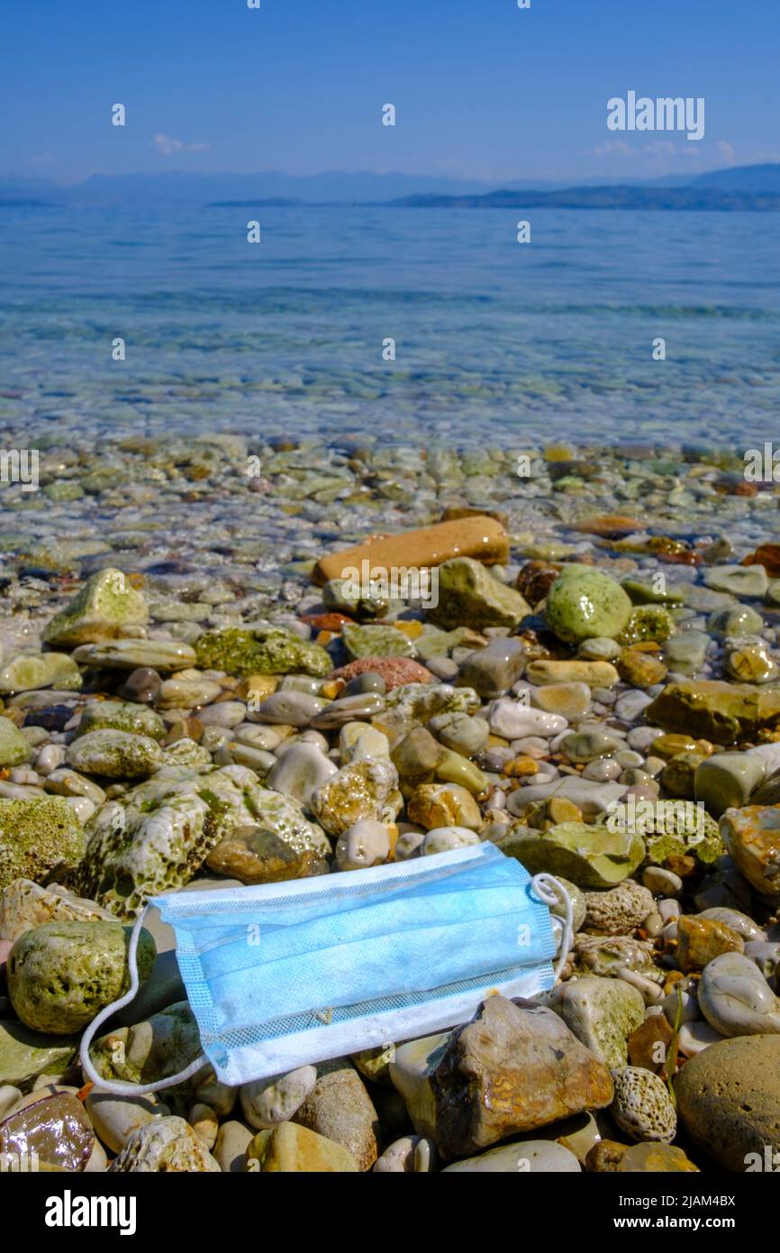 Litière de masque pandémique sur la plage de Corfou, Grèce Banque D'Images