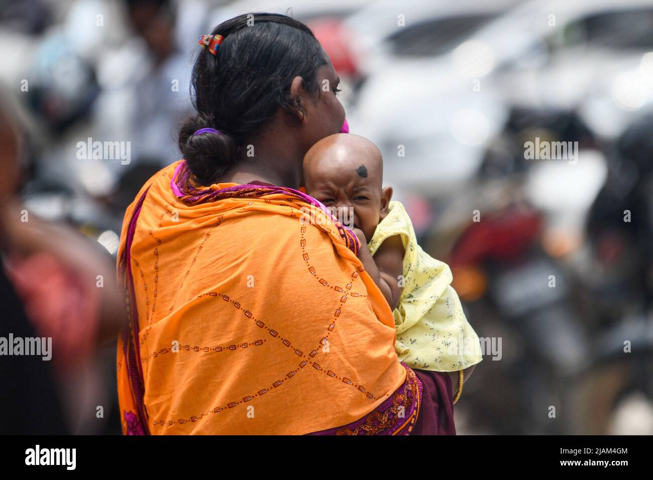 Dhaka, Bangladesh. 31st mai 2022. Une femme emmène son enfant à l'hôpital Dhaka Shishu (enfants) pour y recevoir un traitement. Le nombre de patients dans l'hôpital pour enfants de la capitale augmente jour après jour, souffrant de diverses maladies, dont la diarrhée et le choléra. Crédit : SOPA Images Limited/Alamy Live News Banque D'Images