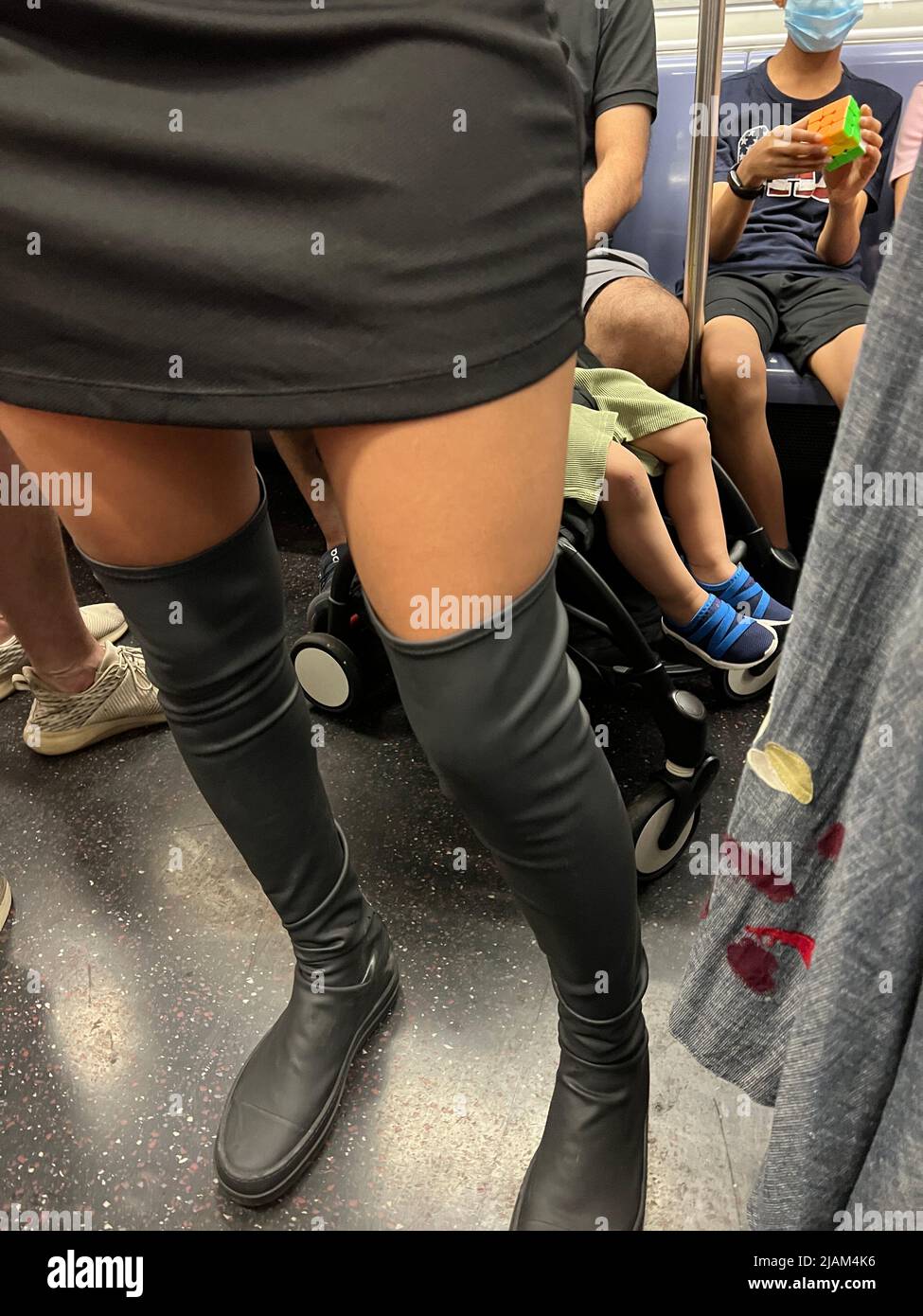 Femme avec de hautes bottes à cheval sur un train de métro de la ville de  New York Photo Stock - Alamy