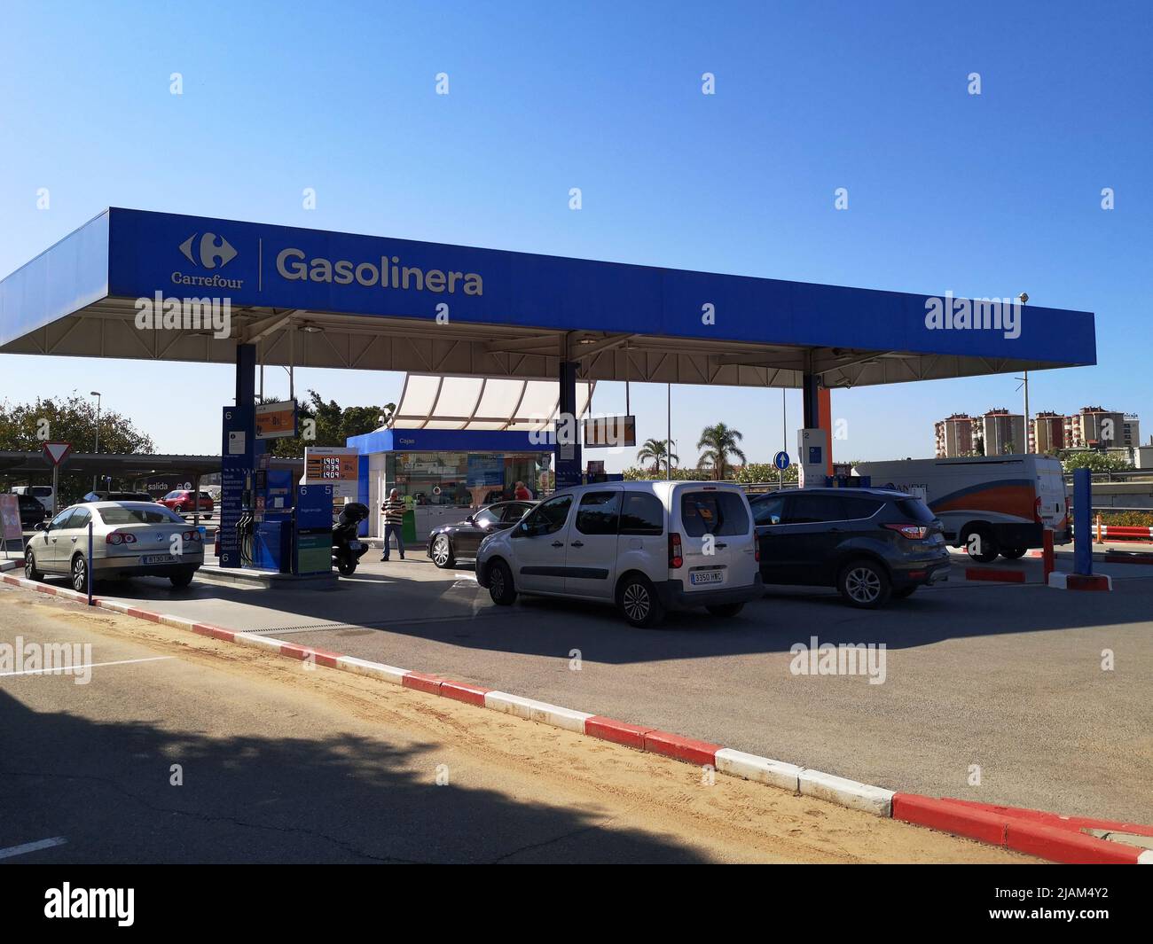 Station-service Carrefour à Malaga, Espagne. Banque D'Images