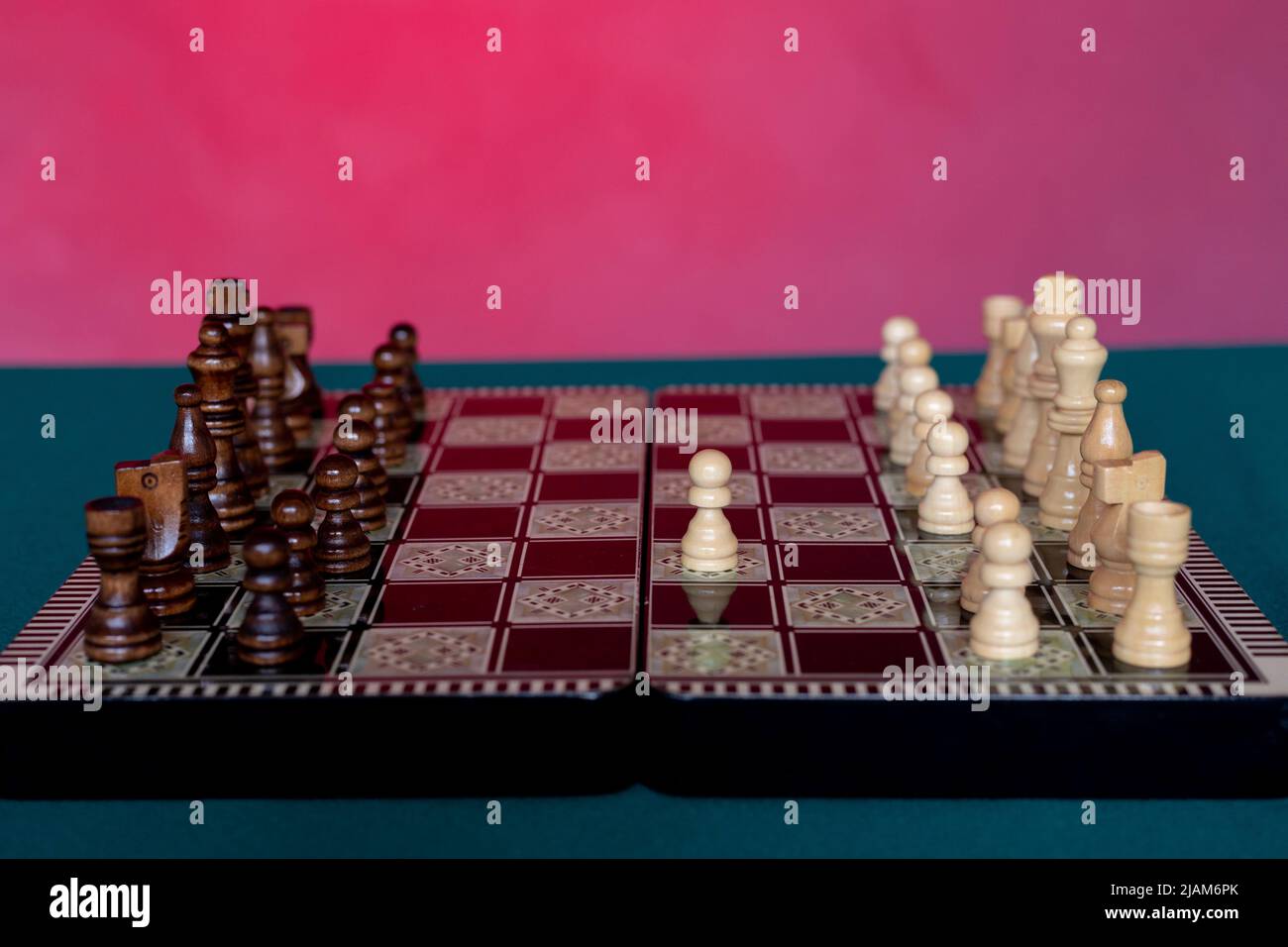 Jeu de société avec pièces en bois. Jeu de stratégie Banque D'Images