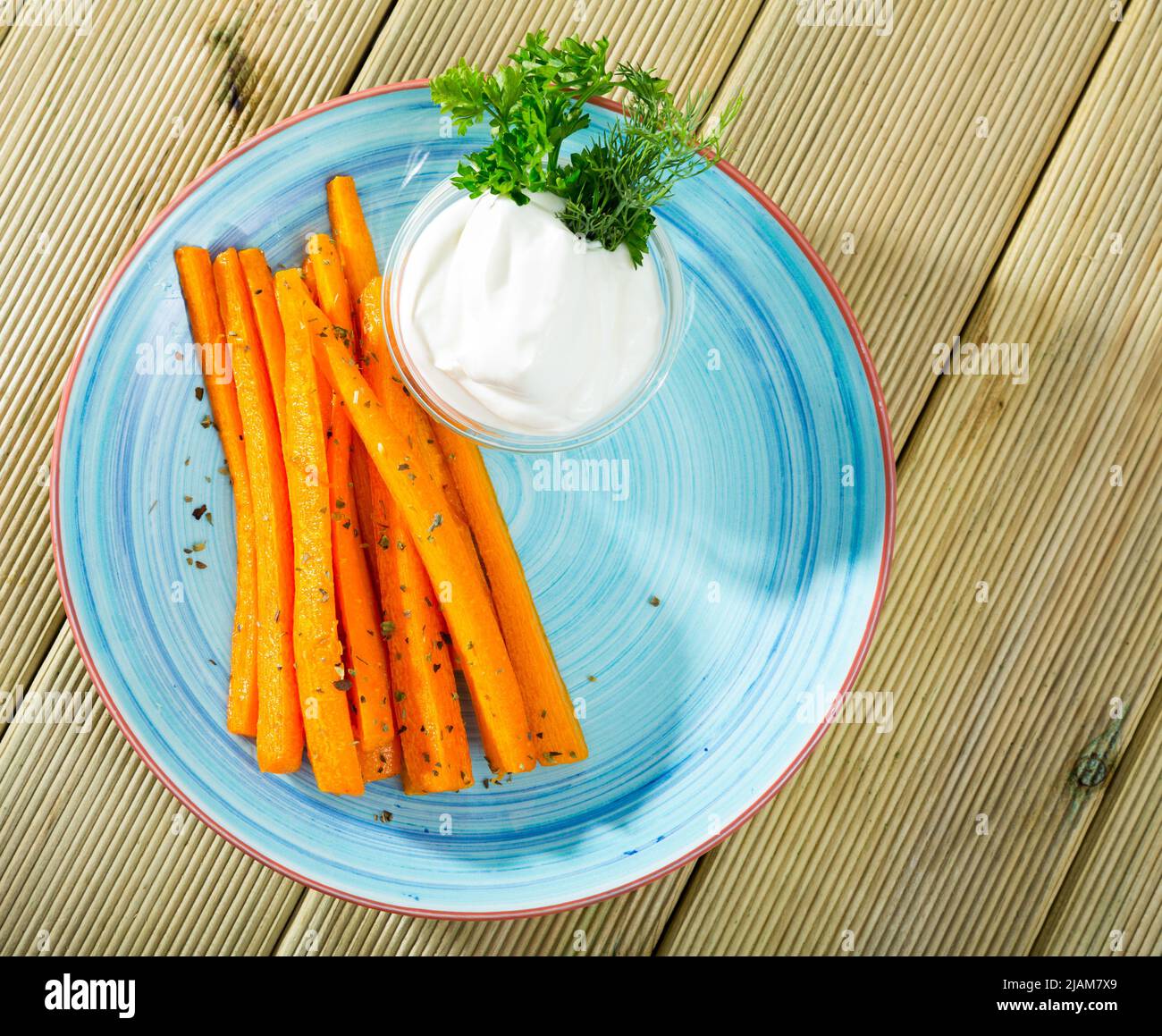 Vue de dessus des bâtonnets de carottes avec de la crème aigre Banque D'Images