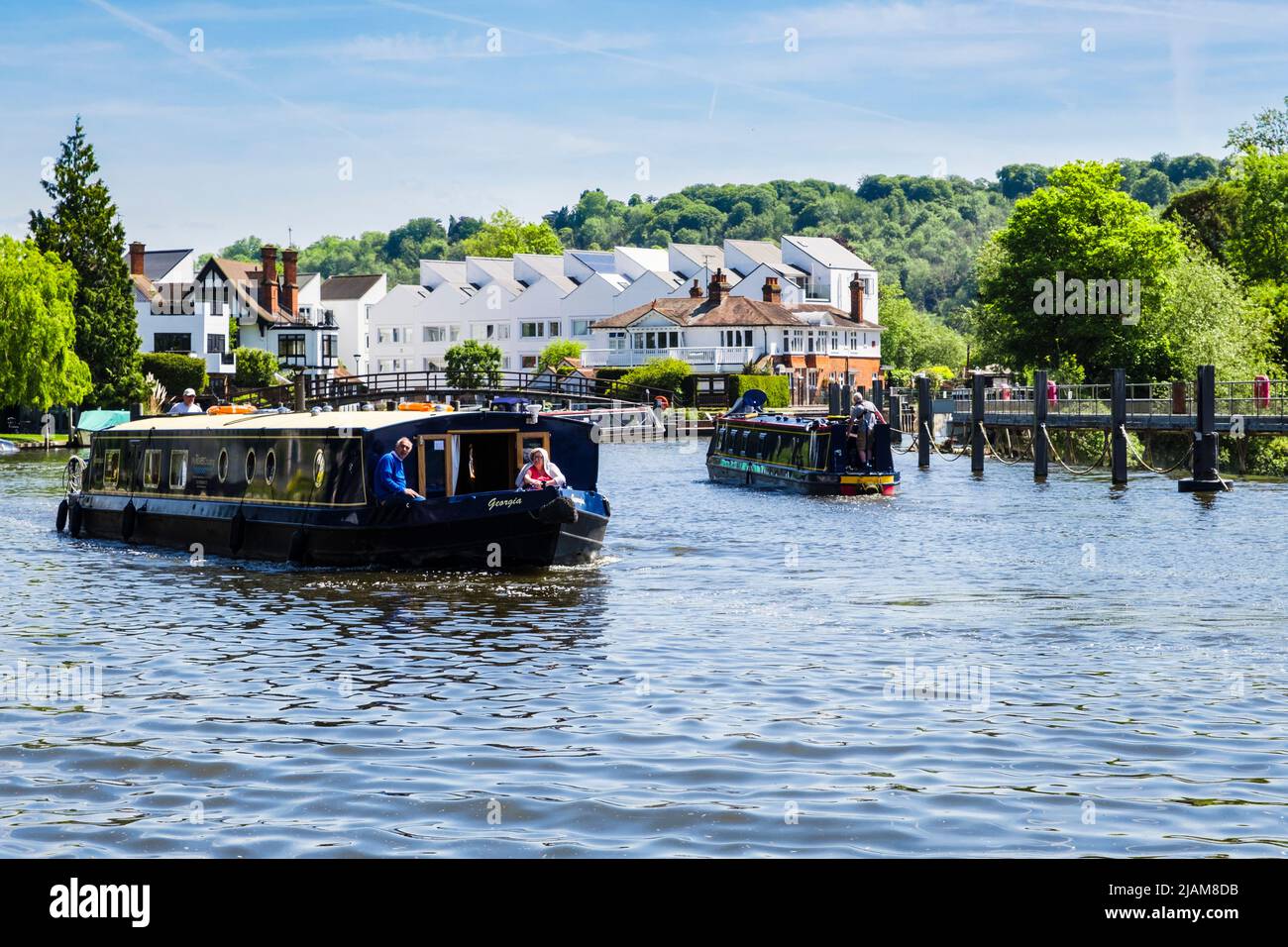 Des bateaux à rames naviguant au départ de Marlow écluse le long de la Tamise. Marlow, Buckinghamshire, Angleterre, Royaume-Uni, Grande-Bretagne Banque D'Images