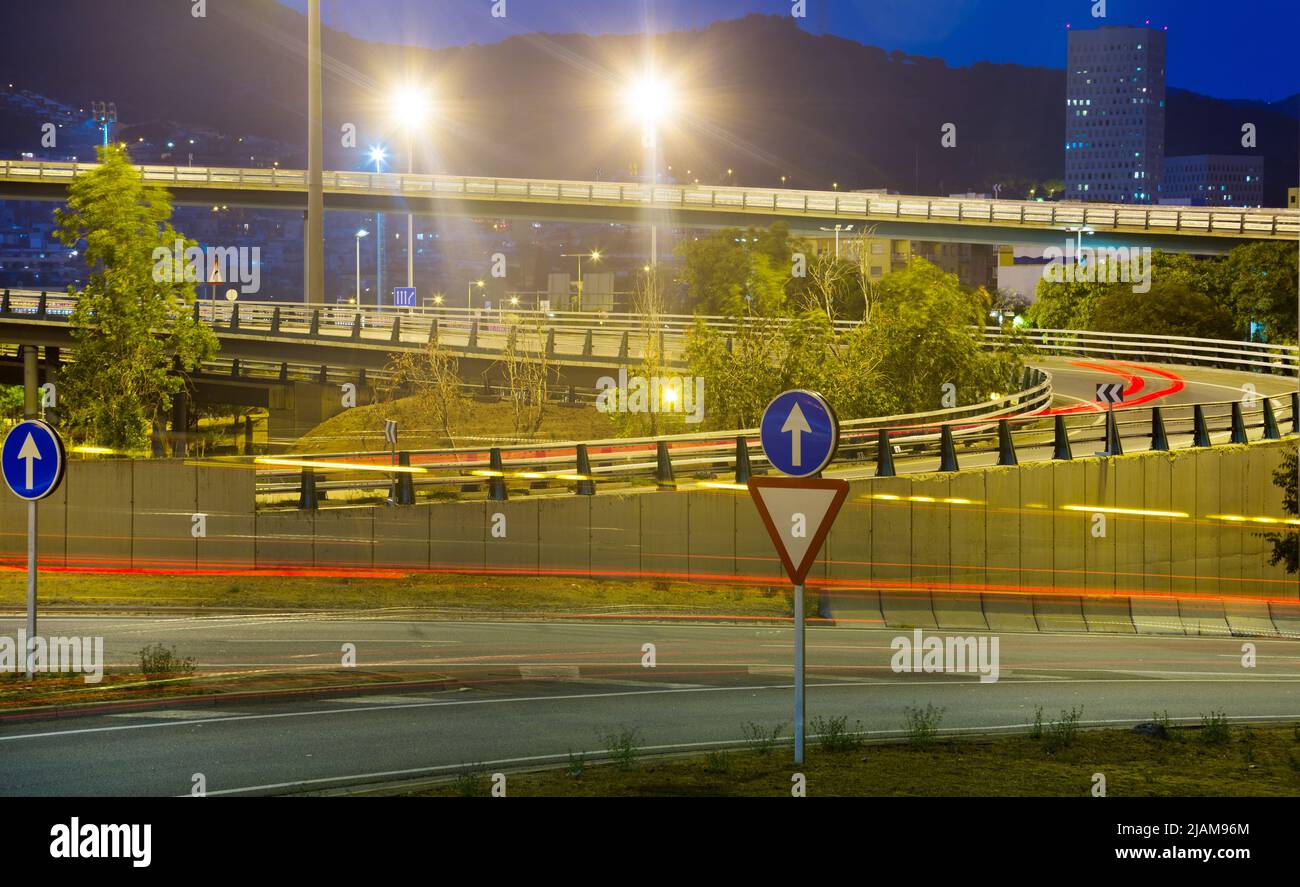 Des sentiers légers sur l'autoroute de la ville le soir Banque D'Images