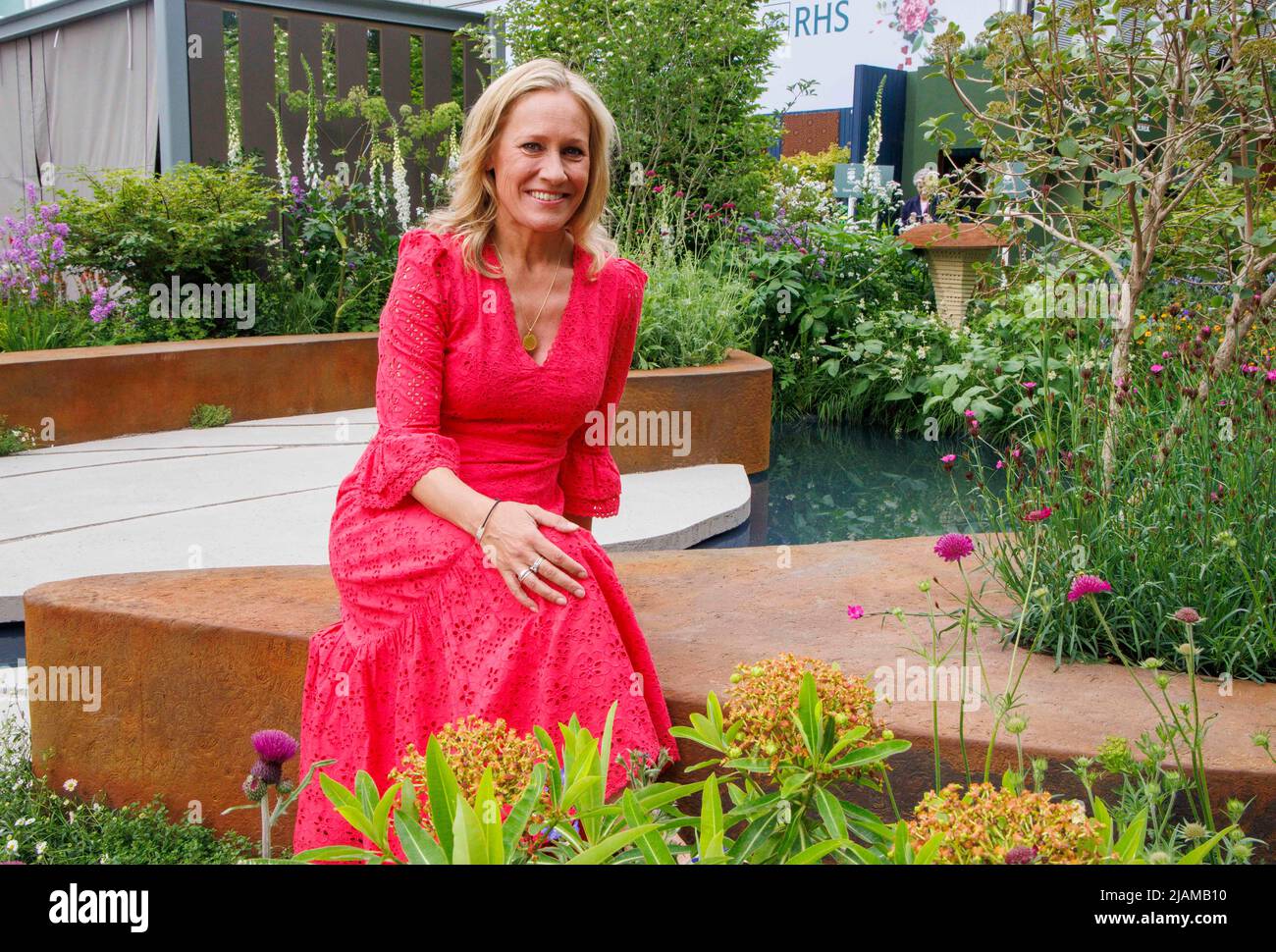 Sophie Raworth, lecteur de nouvelles, présentatrice à la télévision et journaliste au RHS Chelsea Flower Show. Banque D'Images