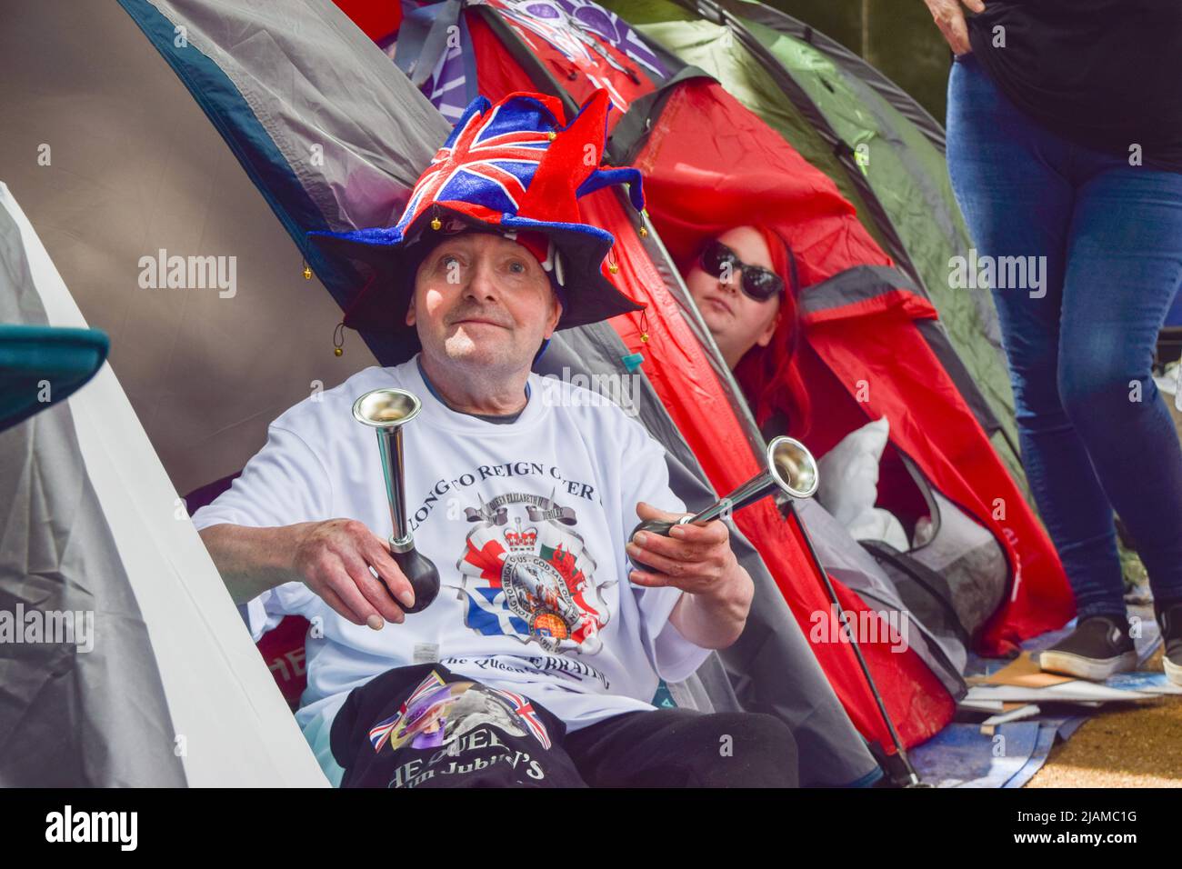 Londres, Royaume-Uni. 31st mai 2022. John Loughrey et Amy Thompson dans leurs tentes. Les supers royaux ont installé un camp dans le Mall près de Buckingham Palace avant le week-end du Jubilé de platine marquant le 70th anniversaire de l'accession de la Reine au trône. Credit: Vuk Valcic/Alamy Live News Banque D'Images