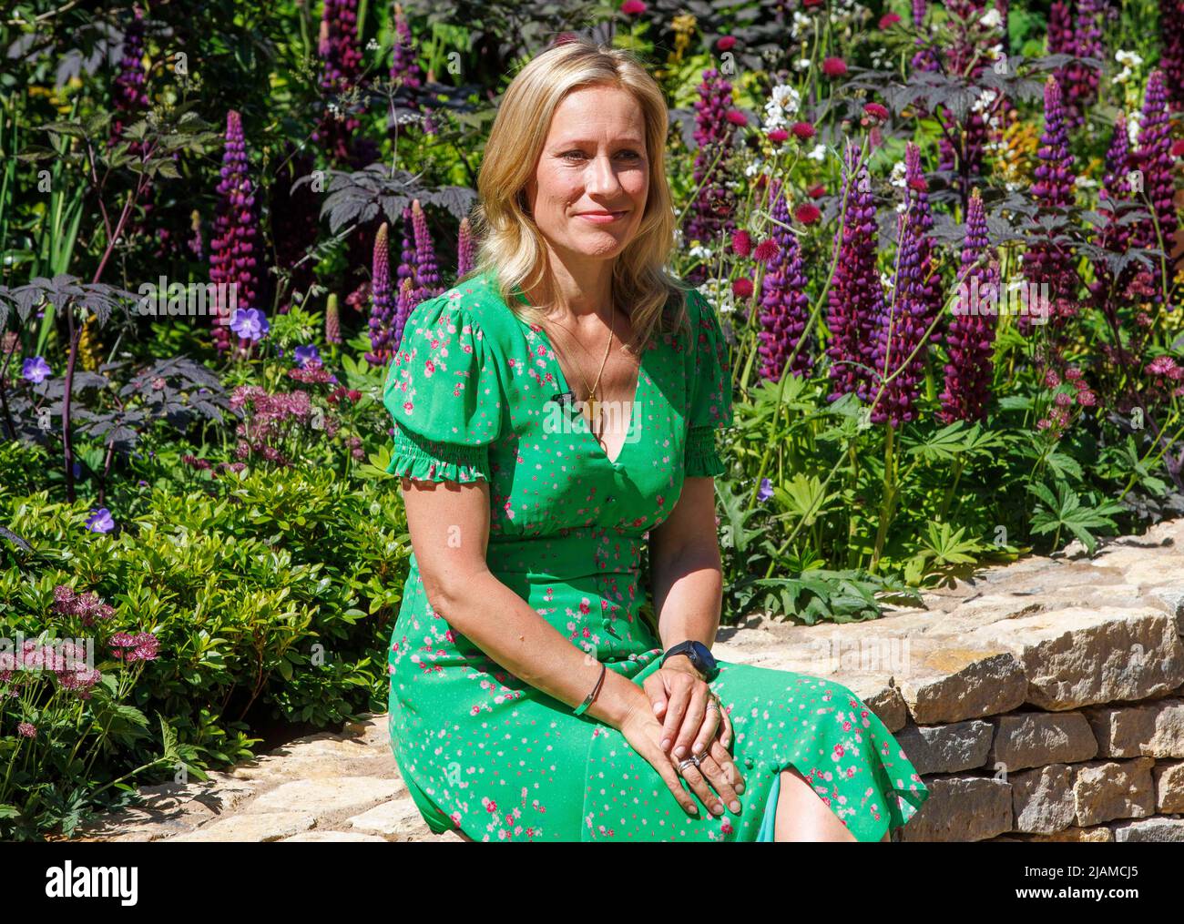 Sophie Raworth, journaliste, lit le lecteur et le diffuseur au RHS
