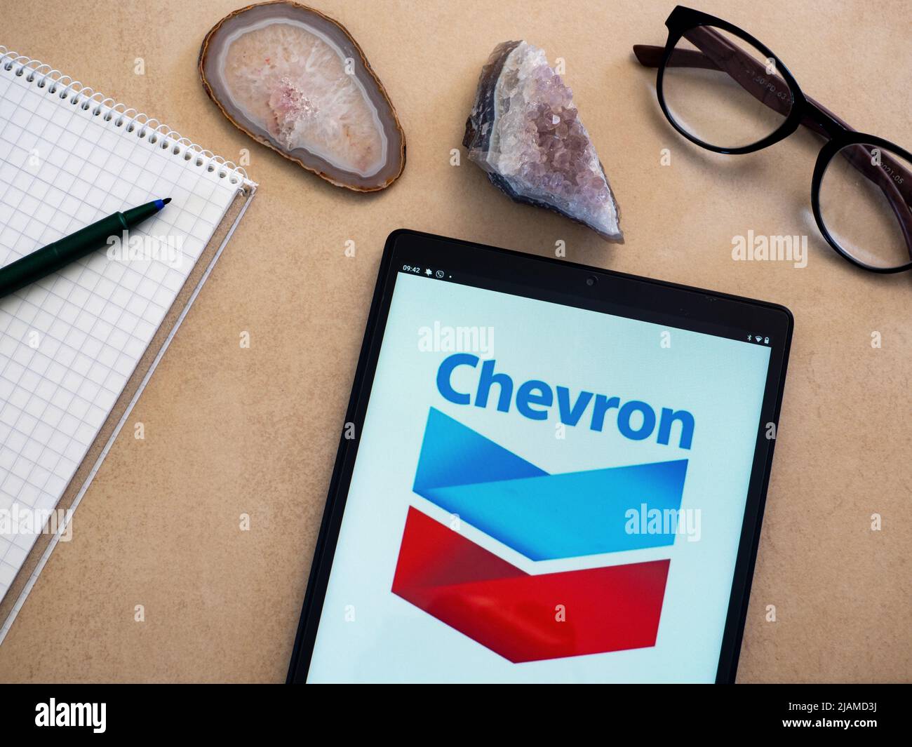 Allemagne. 31st mai 2022. Sur cette illustration, un logo Chevron Corporation apparaît sur une tablette. Crédit : SOPA Images Limited/Alamy Live News Banque D'Images