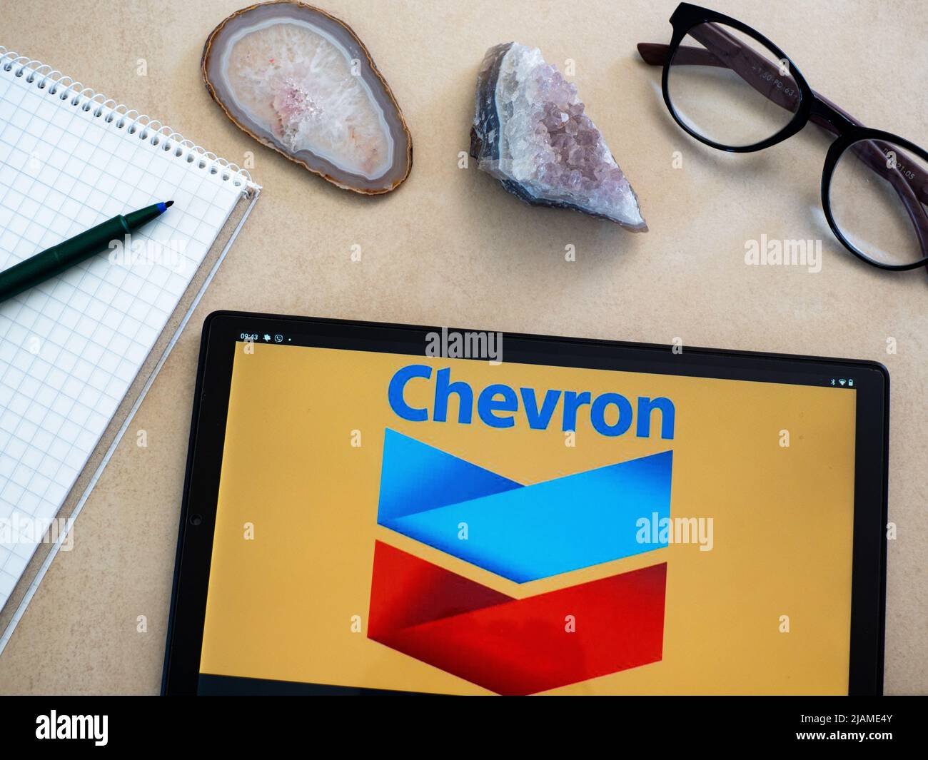Sur cette illustration, un logo Chevron Corporation apparaît sur une tablette. (Photo par Igor Golovniov / SOPA Images/Sipa USA) Banque D'Images