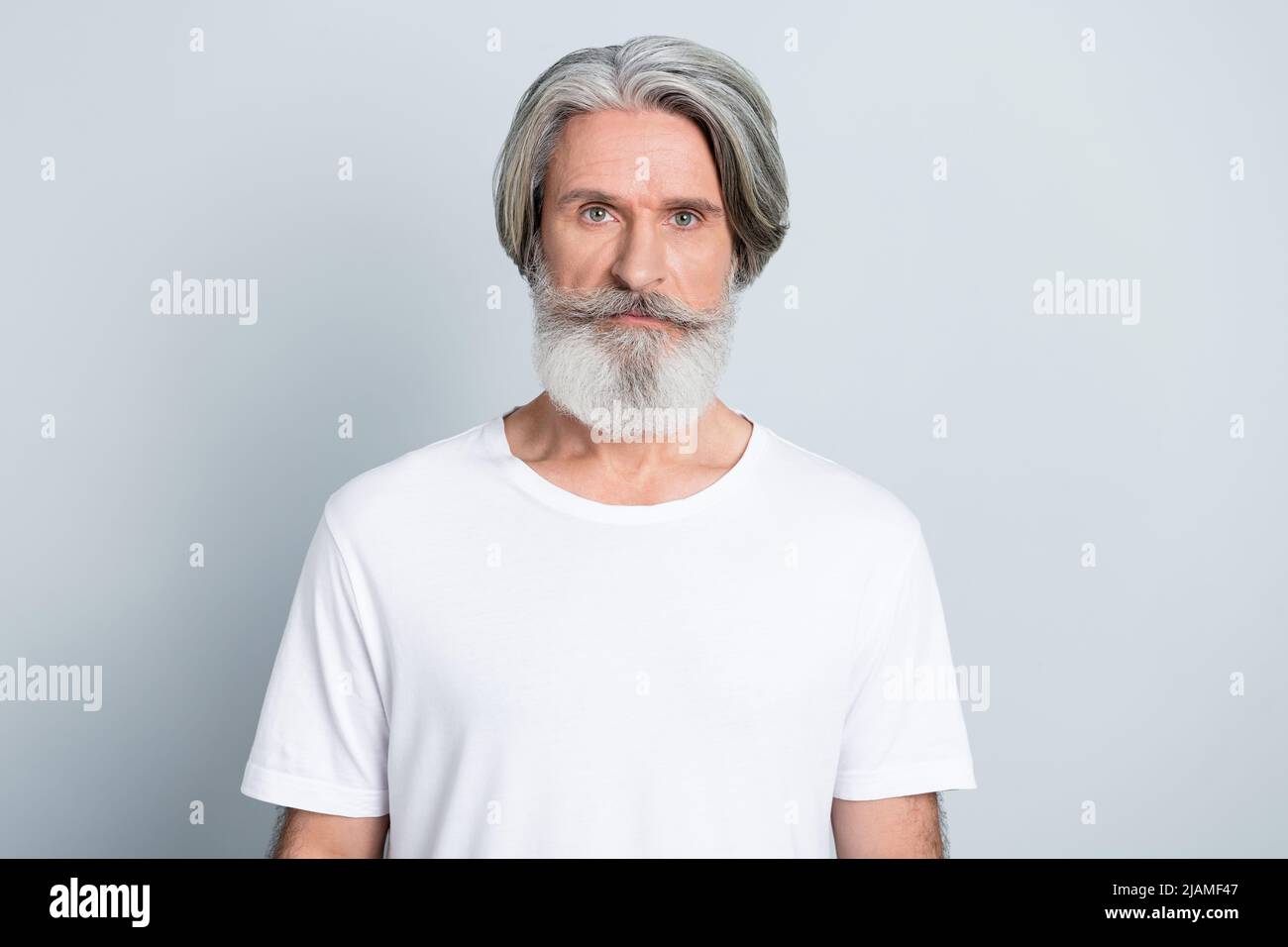 Photo d'un homme à la retraite assez confiant porter un t-shirt blanc longue barbe moustache isolée de couleur grise arrière-plan. Banque D'Images