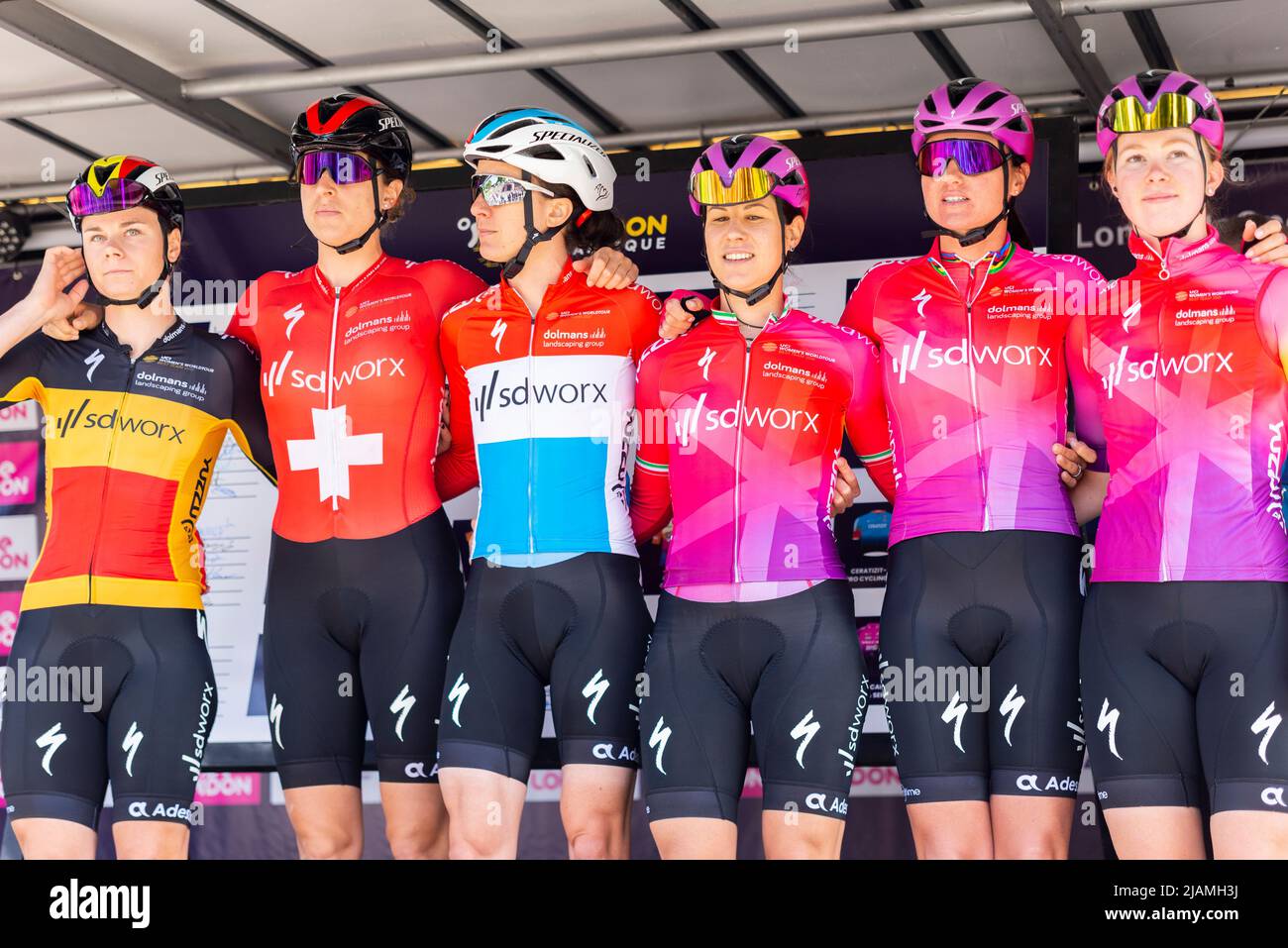 Lotte Kopecky, Marlen Reusser, Christine Majerus, Elena Cecchini, Chantal van den Broek-Blaak, Lonneke Unekencist de team SD Worx à la Classique 2022 Banque D'Images