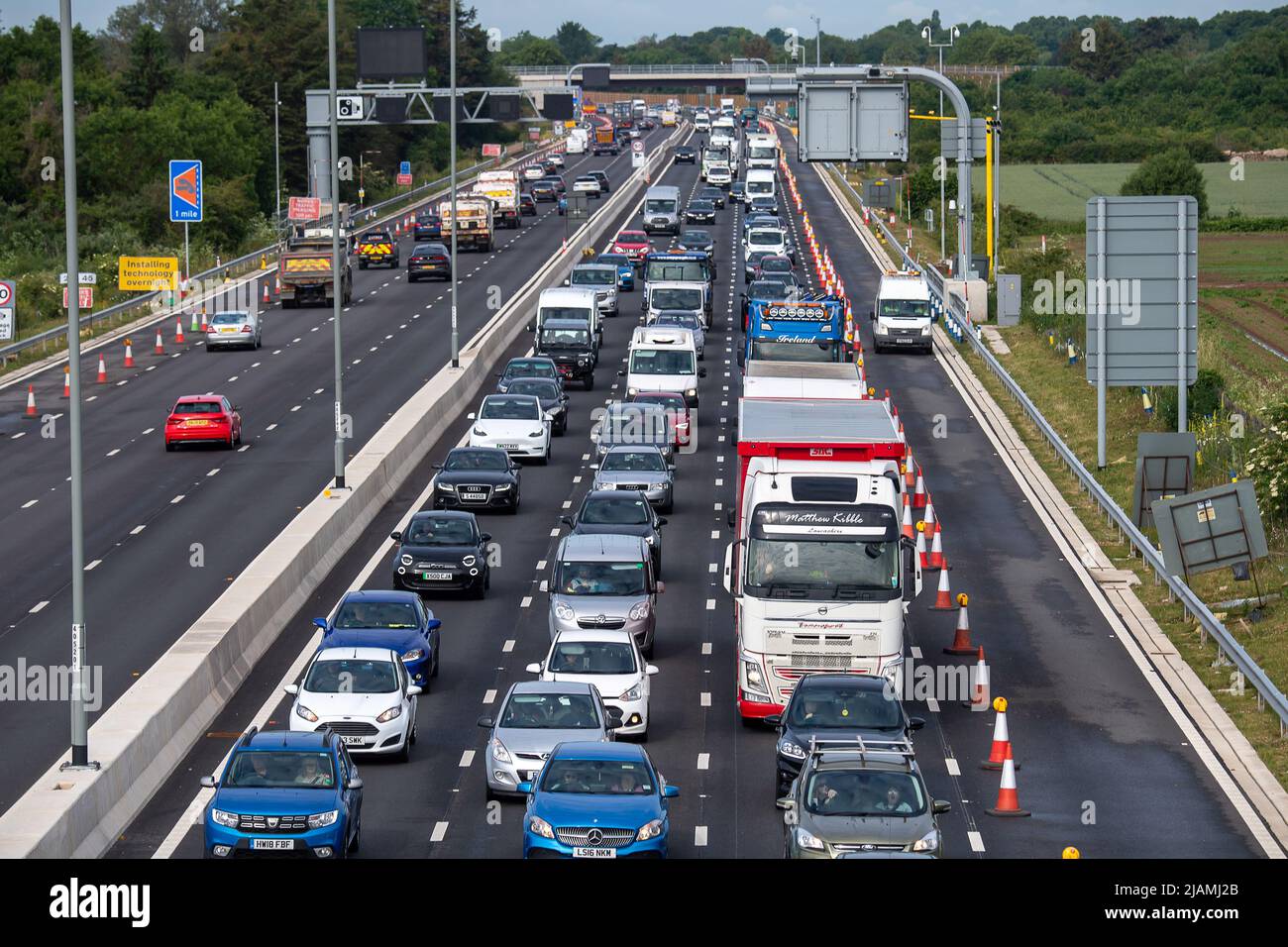 Dorney, Buckinghamshire, Royaume-Uni. 31st mai 2022. Il y avait du trafic de papeterie sur le M4 aujourd'hui alors que les entreprises se préparent pour les célébrations du Jubilé de platine et que les gens se dirigent en vacances et pour voir la famille et les amis. Une vitesse limite de 50 mi/h reste à l'heure où les travaux de modernisation de l'autoroute intelligente se poursuivent. Crédit : Maureen McLean/Alay Live News Banque D'Images