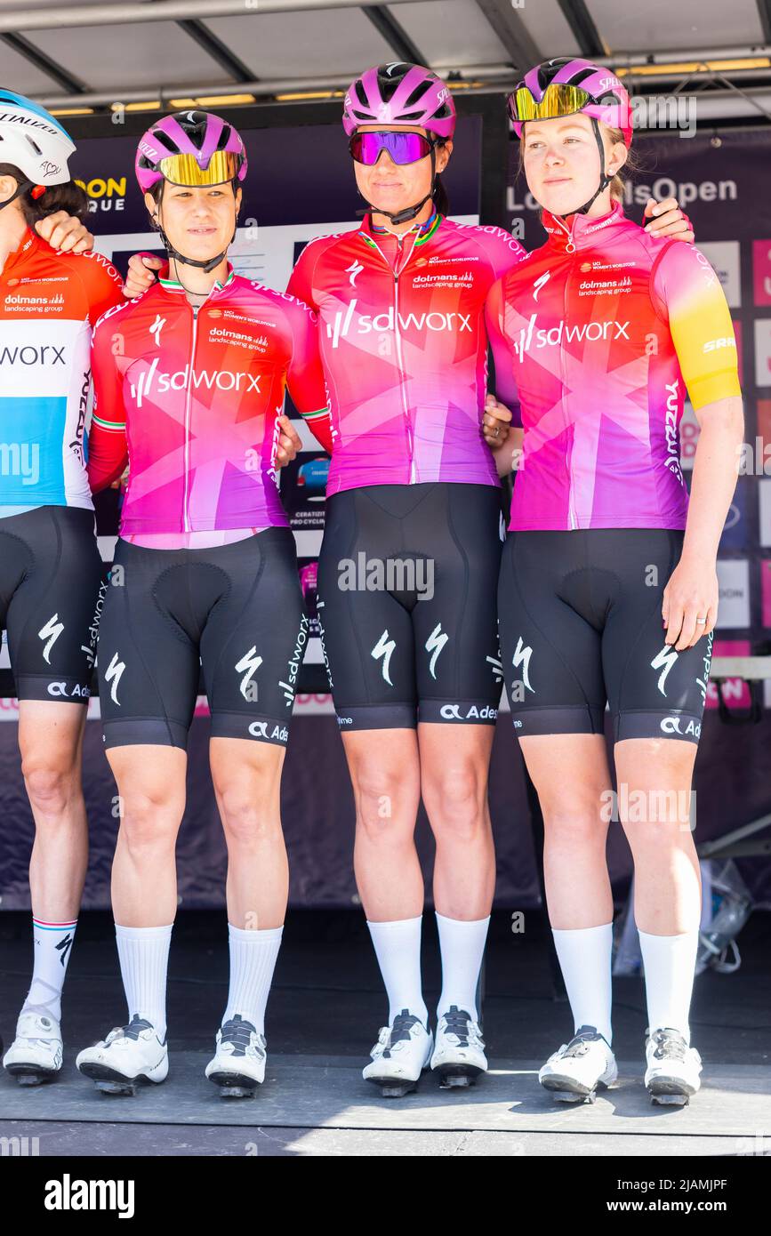 Elena Cecchini, Chantal van den Broek-Blaak, Lonneke Uneken cyclistes de l'équipe SD Worx à la course cycliste féminine RideLondon Classique 2022 ELITE, Maldon Banque D'Images
