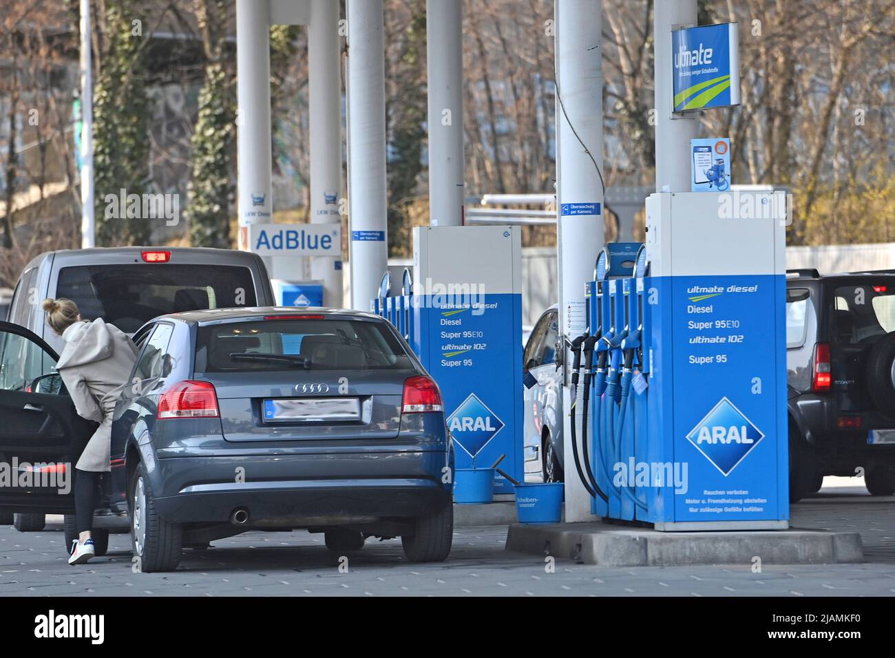 L'ADAC sur la remise de réservoir: Les stations-service craignent les goulets d'étranglement sur 1 juin. Photo à thème; prix du carburant en Allemagne. Voitures dans une station-service d'Aral, prix de l'essence à des niveaux records. La raison en est la hausse du prix du pétrole brut, qui peut être attribuée à la guerre en Ukraine. Une station-service à Munich. Banque D'Images