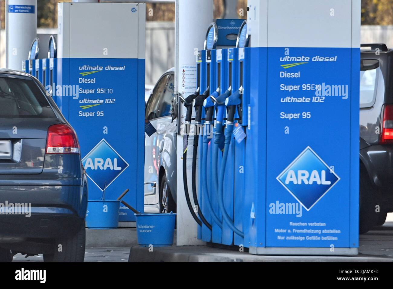 L'ADAC sur la remise de réservoir: Les stations-service craignent les goulets d'étranglement sur 1 juin. Photo à thème; prix du carburant en Allemagne. Voitures dans une station-service d'Aral, prix de l'essence à des niveaux records. La raison en est la hausse du prix du pétrole brut, qui peut être attribuée à la guerre en Ukraine. Une station-service à Munich. Banque D'Images