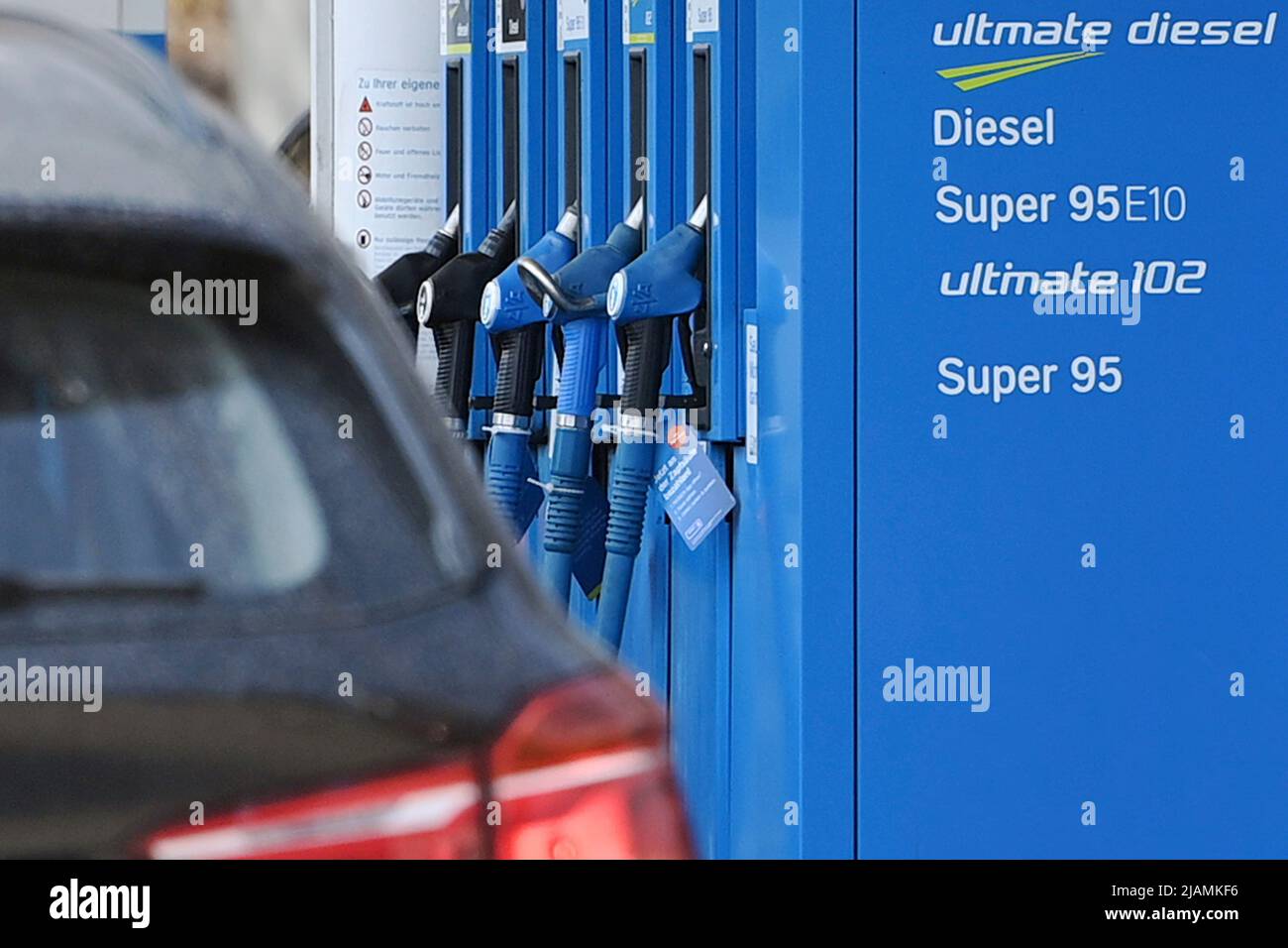 L'ADAC sur la remise de réservoir: Les stations-service craignent les goulets d'étranglement sur 1 juin. Photo à thème; prix du carburant en Allemagne. Voitures dans une station-service d'Aral, prix de l'essence à des niveaux records. La raison en est la hausse du prix du pétrole brut, qui peut être attribuée à la guerre en Ukraine. Une station-service à Munich. Banque D'Images