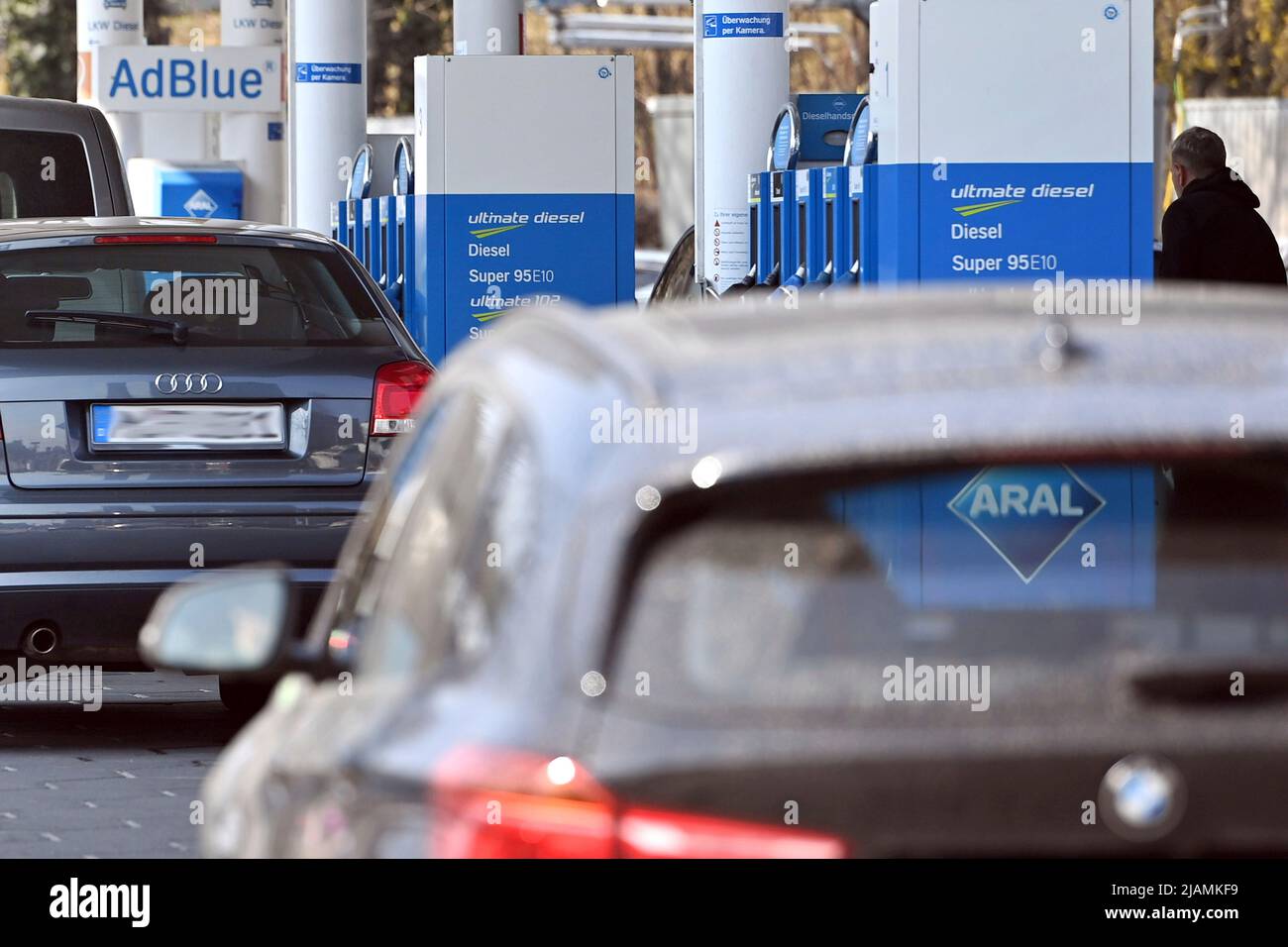 L'ADAC sur la remise de réservoir: Les stations-service craignent les goulets d'étranglement sur 1 juin. Photo à thème; prix du carburant en Allemagne. Voitures dans une station-service d'Aral, prix de l'essence à des niveaux records. La raison en est la hausse du prix du pétrole brut, qui peut être attribuée à la guerre en Ukraine. Une station-service à Munich. Banque D'Images