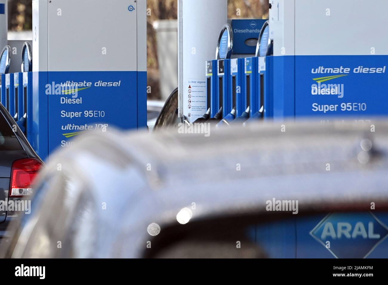 L'ADAC sur la remise de réservoir: Les stations-service craignent les goulets d'étranglement sur 1 juin. Photo à thème; prix du carburant en Allemagne. Voitures dans une station-service d'Aral, prix de l'essence à des niveaux records. La raison en est la hausse du prix du pétrole brut, qui peut être attribuée à la guerre en Ukraine. Une station-service à Munich. Banque D'Images
