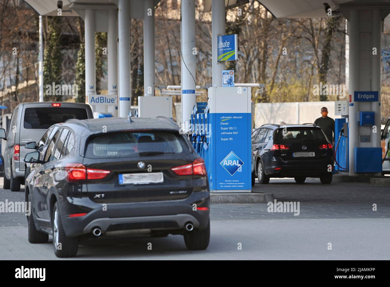L'ADAC sur la remise de réservoir: Les stations-service craignent les goulets d'étranglement sur 1 juin. Photo à thème; prix du carburant en Allemagne. Voitures dans une station-service d'Aral, prix de l'essence à des niveaux records. La raison en est la hausse du prix du pétrole brut, qui peut être attribuée à la guerre en Ukraine. Une station-service à Munich. Banque D'Images