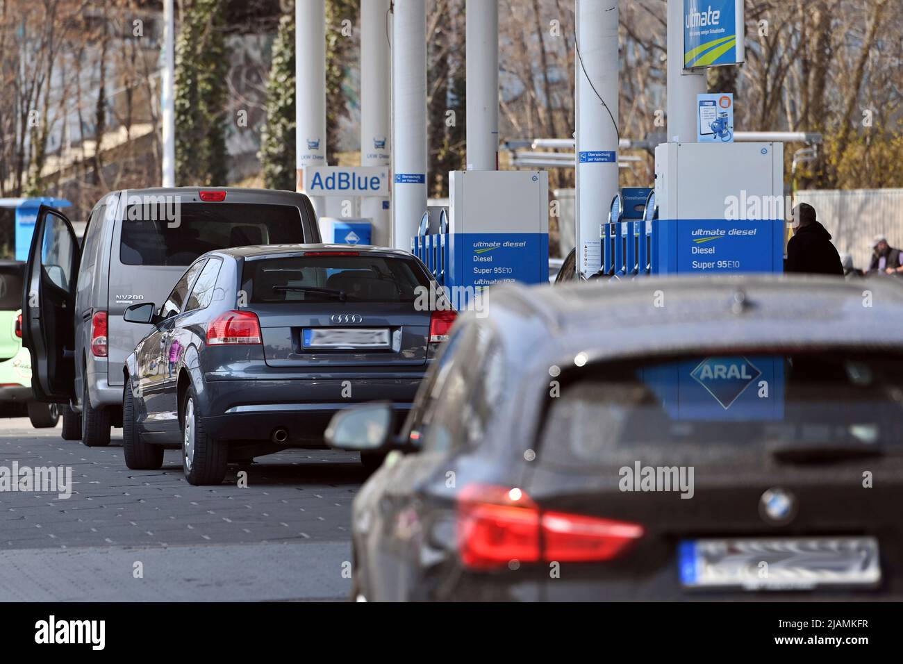 L'ADAC sur la remise de réservoir: Les stations-service craignent les goulets d'étranglement sur 1 juin. Photo à thème; prix du carburant en Allemagne. Voitures dans une station-service d'Aral, prix de l'essence à des niveaux records. La raison en est la hausse du prix du pétrole brut, qui peut être attribuée à la guerre en Ukraine. Une station-service à Munich. Banque D'Images