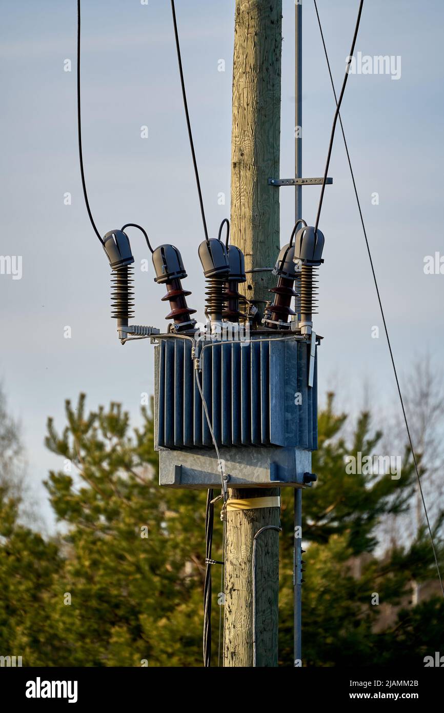 Un ancien mât électrique en bois lignes et fils électriques avec fond bleu ciel Banque D'Images