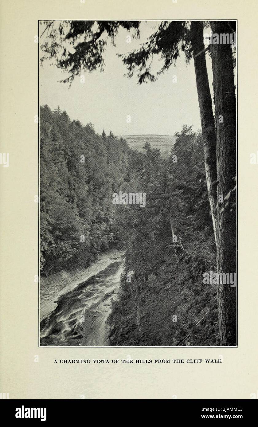 Une CHARMANTE VUE DES COLLINES DEPUIS LA FALAISE PROMENADE du livre « l'époque dorée des chutes Trenton » par Charlotte Agnes Uhlein Pitcher, Date de publication 1915 Éditeur Utica, N.Y. : c.a. Le pichet décrit la beauté des chutes Trenton avant son amortissement par une compagnie d'électricité et fournit de nombreuses descriptions par les visiteurs des chutes spectaculaires [les chutes Trenton sont une chute d'eau sur le ruisseau West Canada[1] à Trenton, New York. Des sentiers pittoresques ont été développés par énergie renouvelable Brookfield et la ville de Trenton. Les chutes ont été et utilisées pour produire de l'électricité produite par l'hydroélectricité à partir du début du XXe siècle Banque D'Images