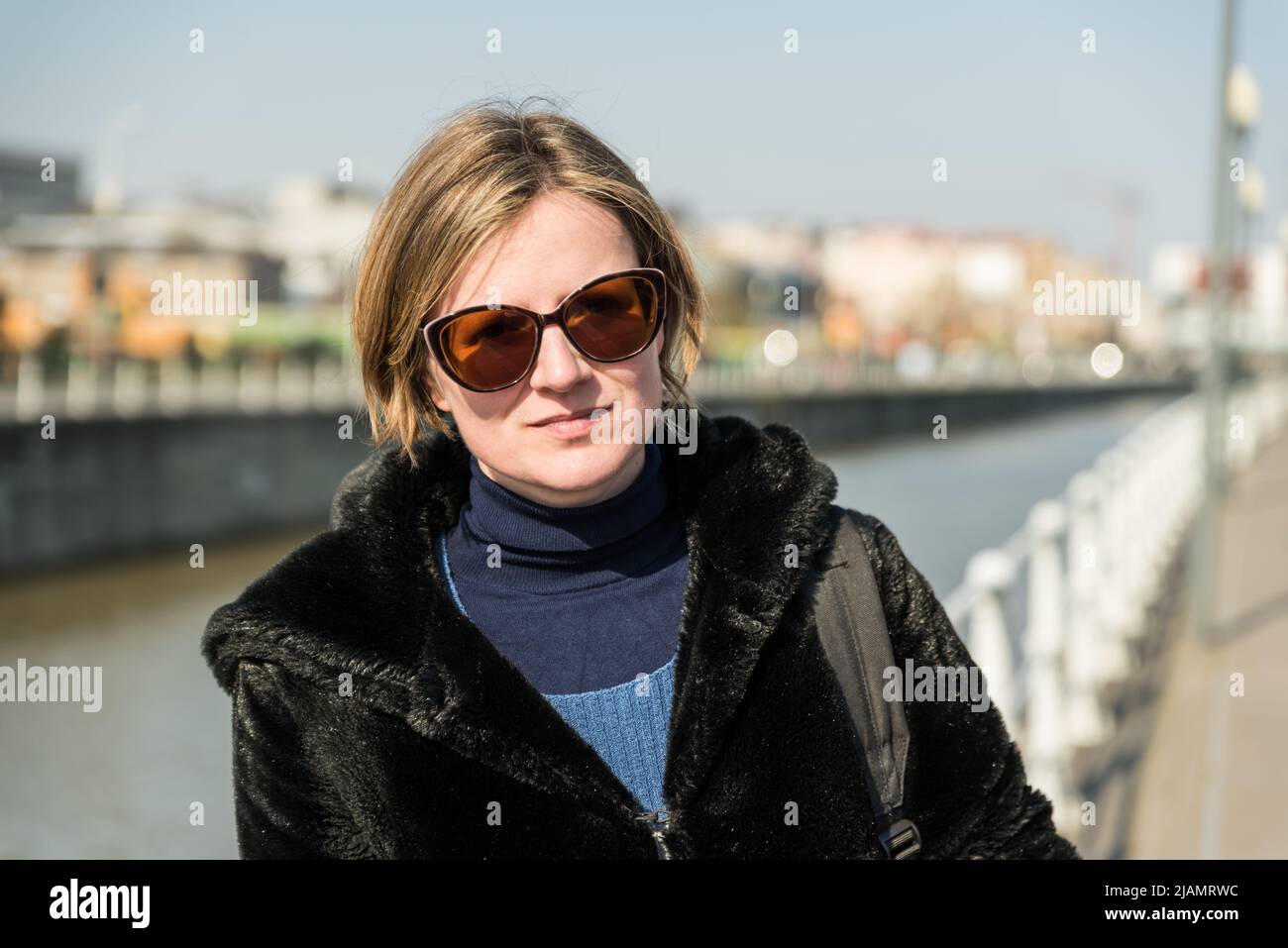 Belle femme de trente ans posant au canal de Bruxelles, Anderlecht, Belgique Banque D'Images