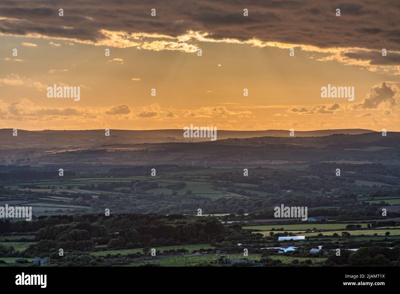 Vues depuis Tregonning Hill dans West Cornwall, Angleterre. Images prises juste avant ou au coucher du soleil fin mai Banque D'Images