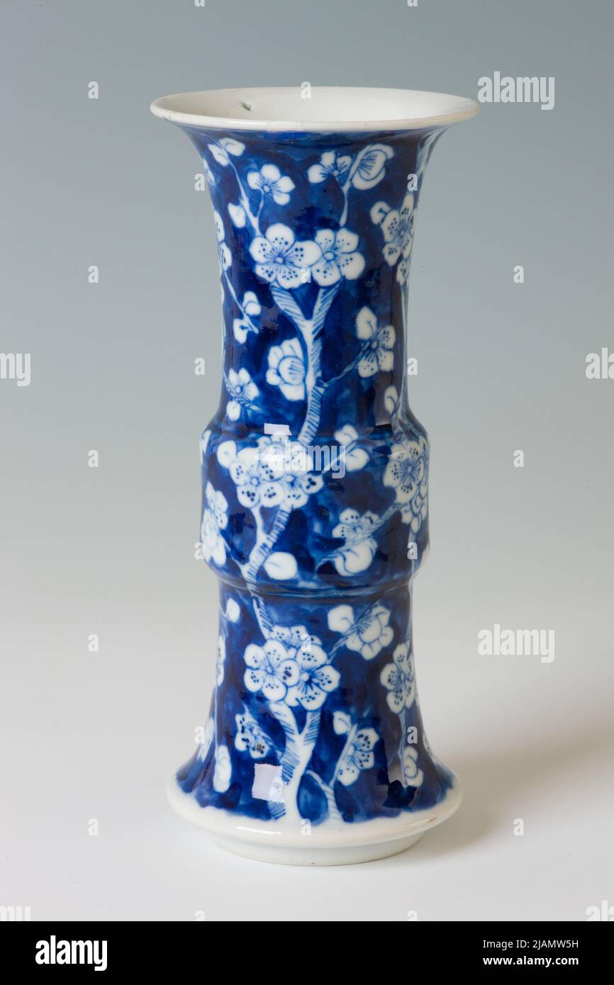 Vase avec un motif de fleur de prune inconnu Banque D'Images