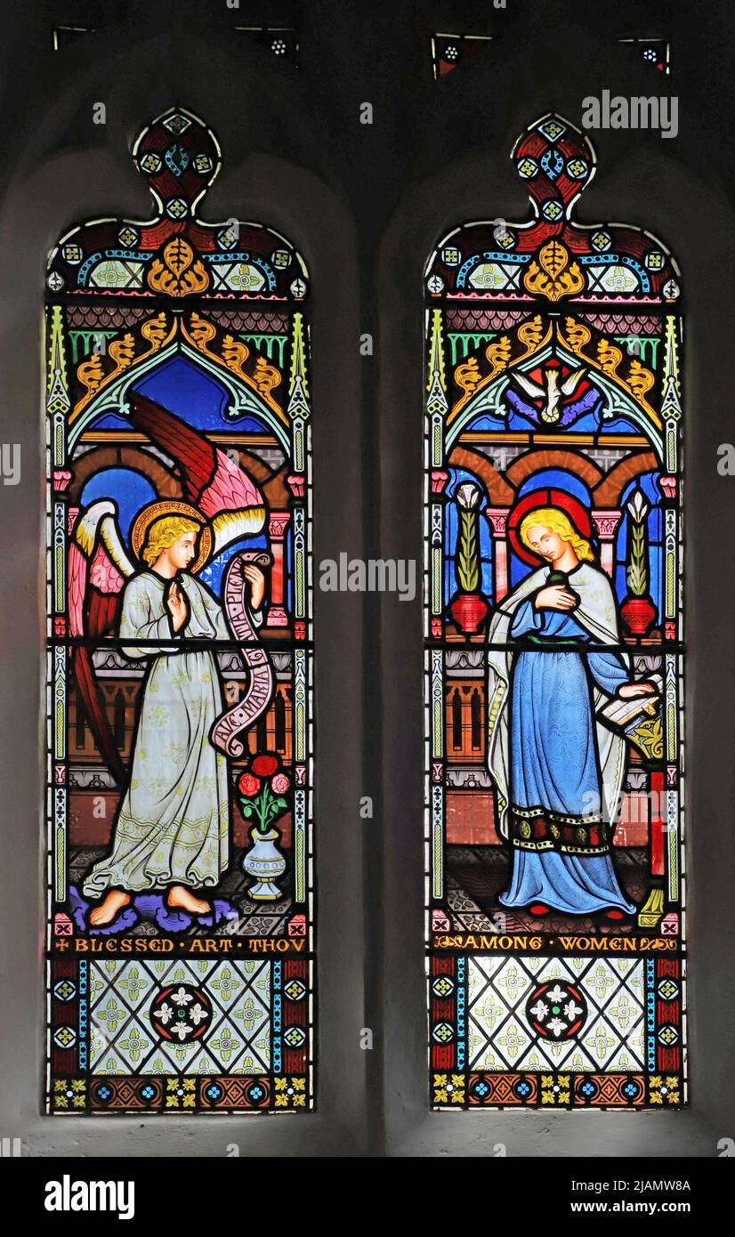 Vitraux de Frederick Preedy représentant l'annonce de la Sainte Vierge Marie, de l'église des Saints, de l'église de Lench, du Worcestershire Banque D'Images