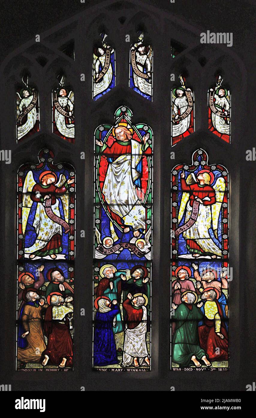 Un vitrail de Frederick Preedy représentant l'Ascension de Jésus en présence de ses disciples, de l'Eglise des Saints, de l'Eglise de Lench, de Worcestershir Banque D'Images