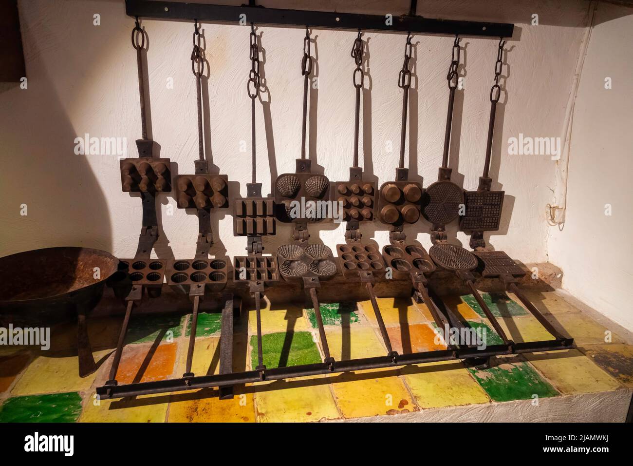 un mur dans une boulangerie pleine de vieux gaufres en métal Banque D'Images