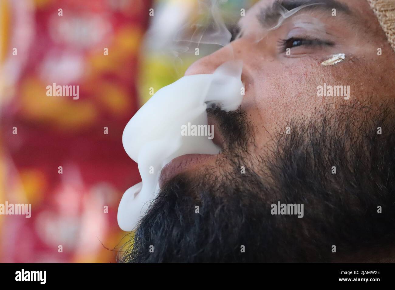 31 mai 2022, Poonch, Jammu-et-Cachemire, Inde: Un Indien fume une cigarette à Poonch. Observé partout dans le monde chaque année sur 31 mai, la Journée mondiale sans tabac, créée par l'Organisation mondiale de la Santé (OMS) cette année, a pour thème ''interdire la publicité, la promotion et le parrainage du tabac' (image de crédit : © Nazim Ali Khan/ZUMA Press Wire) Banque D'Images