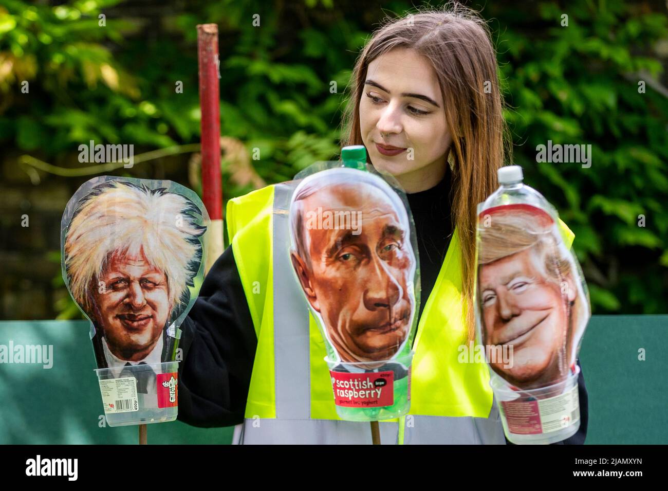 Londres, Royaume-Uni. 31st mai 2022. Un membre du personnel d'un stand timide de noix de coco de Bash Boris lors d'une célébration de l'anniversaire de 150th de l'artiste William Heath Robinson au Musée Heath Robinson à Pinner, dans le nord-ouest de Londres. Le musée a été construit en 2016 pour présenter la plus grande collection de dessins de Heath Robinson au Royaume-Uni, y compris ses célèbres contractions ainsi que des illustrations de livres. Crédit : Stephen Chung/Alay Live News Banque D'Images