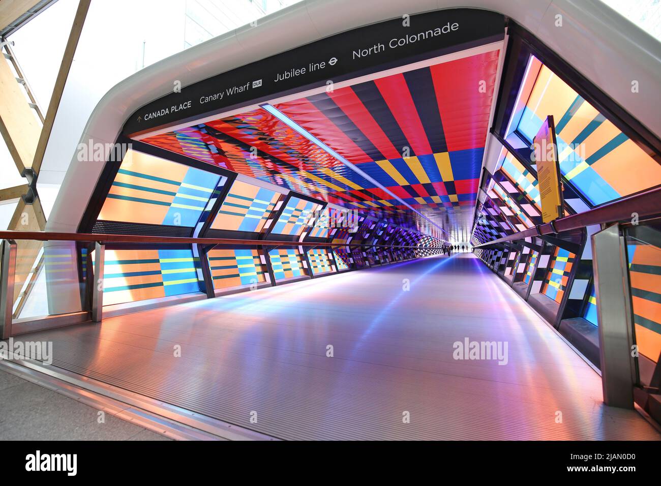 Canary Wharf, Londres. Des panneaux aux couleurs vives londent le pont de liaison North Colonade entre Canada place et la nouvelle station Elizabeth Line (Crossrail). Banque D'Images