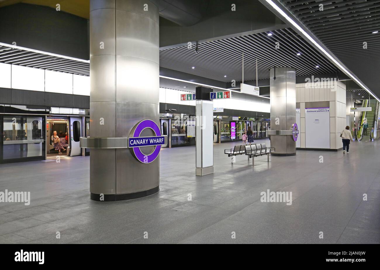 Londres, Royaume-Uni. La nouvelle station Elizabeth Line (Crossrail) à Canary Wharf. Vue au niveau de la plate-forme, montre le train en attente de déposition. Banque D'Images