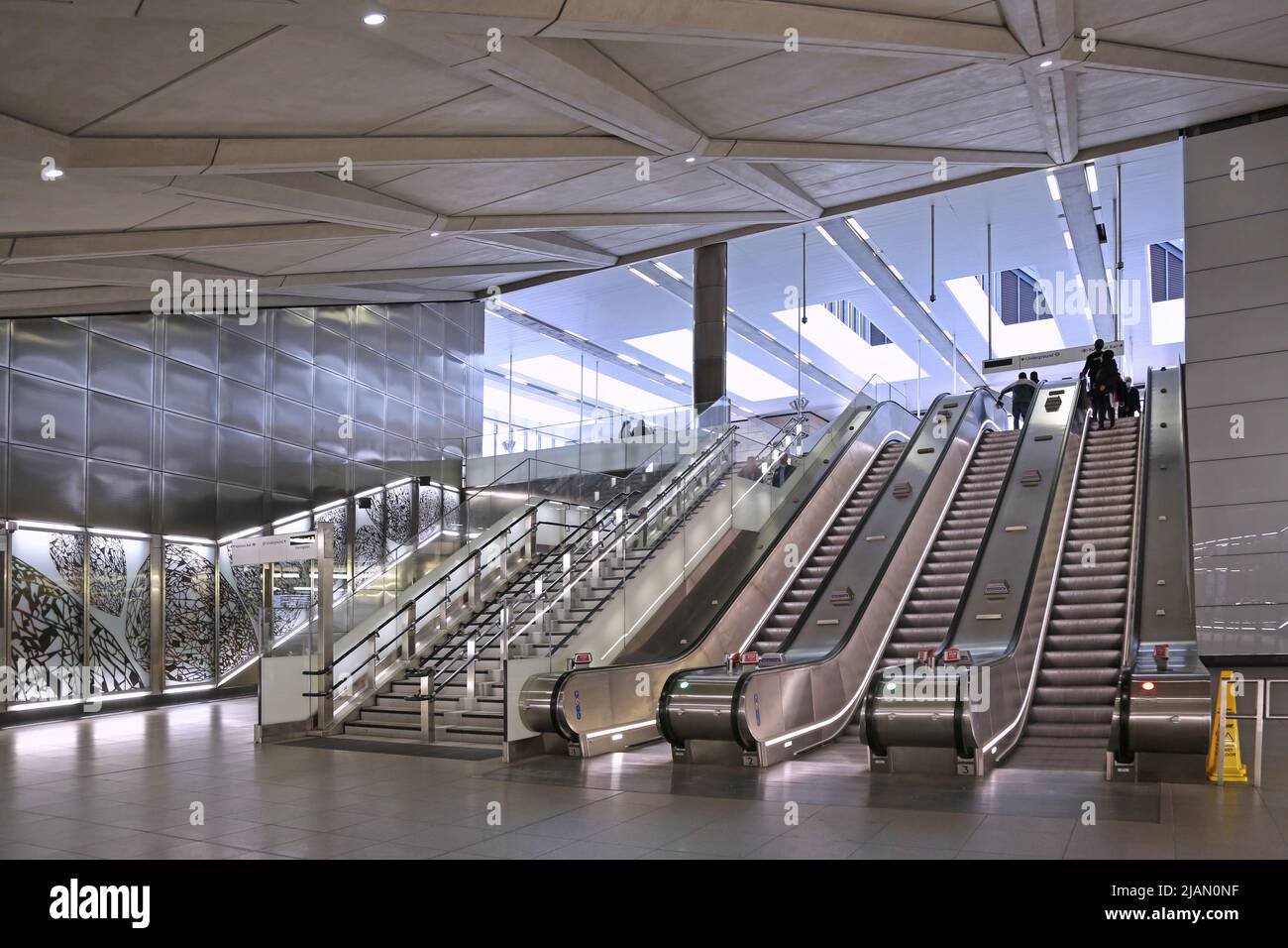 Londres, la nouvelle Elizabeth Line (Crossrail). Escalators jusqu'au hall d'entrée au rez-de-chaussée de la gare de Farringdon dans la ville de Londres, Royaume-Uni Banque D'Images