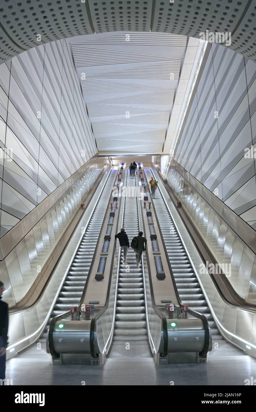 Londres, Royaume-Uni. La nouvelle Elizabeth Line (Crossrail). Vue sur les escaliers mécaniques principaux à la gare de Liverpool Street. Banque D'Images