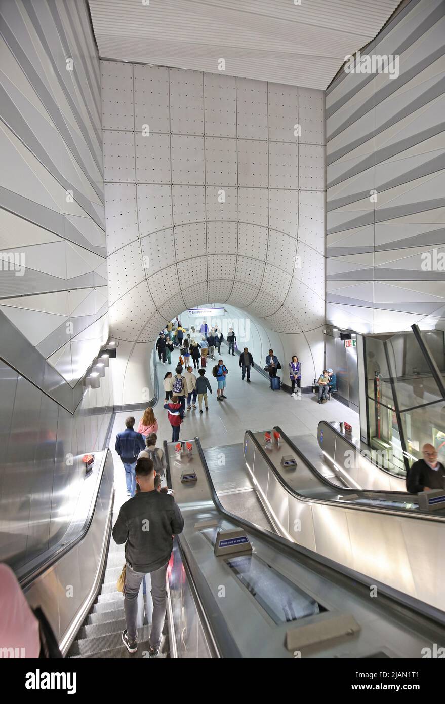 Londres, Royaume-Uni. La nouvelle Elizabeth Line (Crossrail). Vue sur les escaliers mécaniques principaux à l'entrée de la gare de Liverpool Street. Banque D'Images