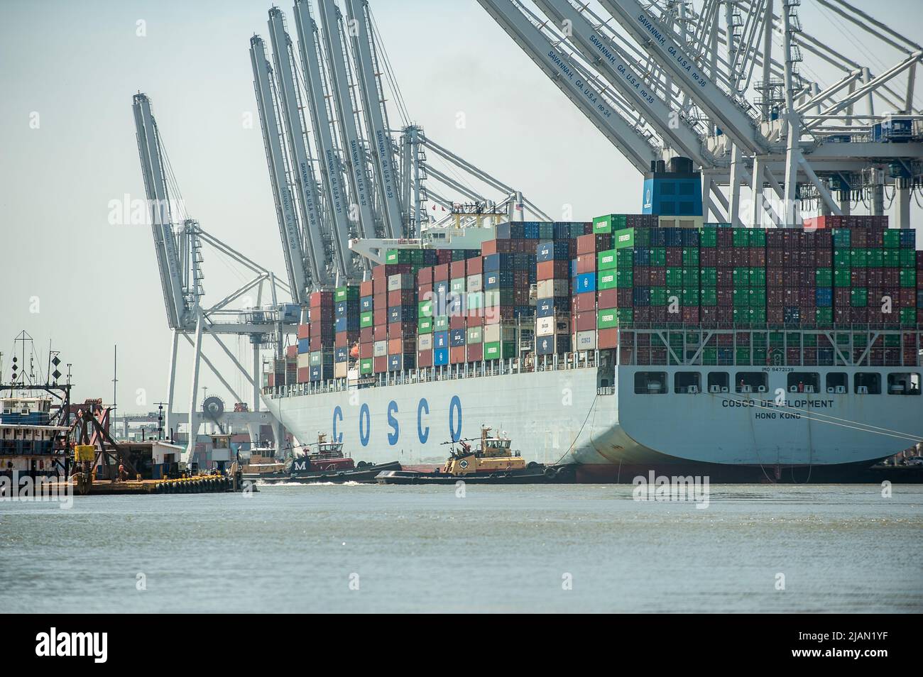 Des images de stock du navire à conteneurs COSCO Development, le plus grand navire à avoir jamais appelé la côte est, sont entrés dans la rivière Savannah ce matin et ont mak Banque D'Images