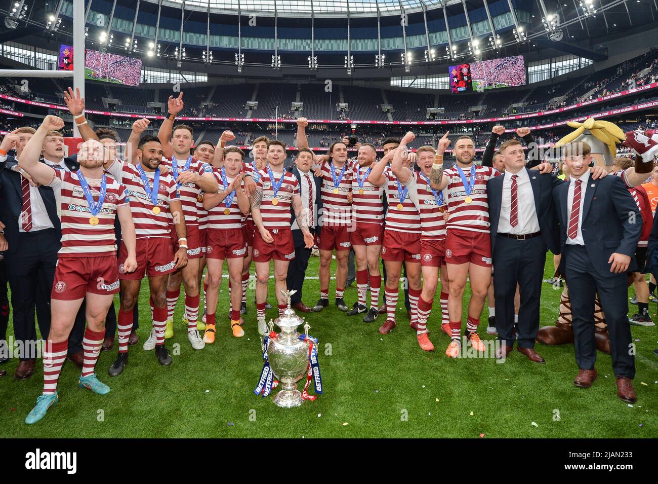 Londres, Angleterre - 28th mai 2022 - l'équipe Wigan Warriors célèbre la victoire de la coupe du défi. Finale de la coupe du défi Betfred de Rugby League Huddersfield Giants vs Wigan Warriors au stade Tottenham Hotspur, Londres, Royaume-Uni Dean Williams Banque D'Images