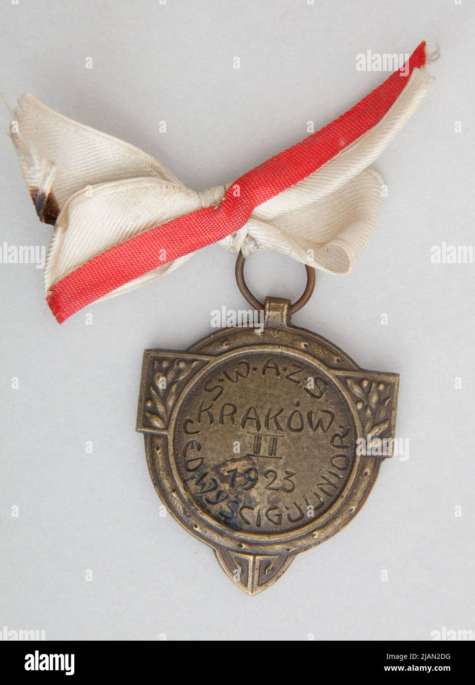 Un pendentif avec un arc pour avoir pris la deuxième place dans la course junior de la section d'aviron de l'Association sportive académique à Cracovie à partir de 1923 Czaplicki, Tadeusz Banque D'Images