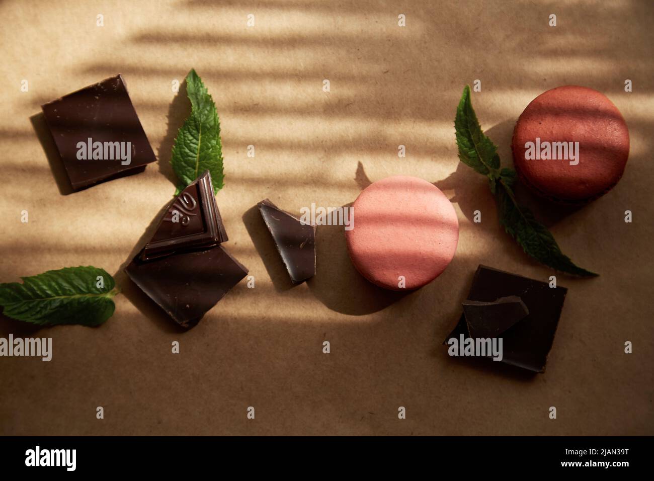 Collection de macarons colorés. Macaron de pâtisserie française, chocolat, macaron à la menthe, bonbons, design de menu, restaurants, magasin sous l'ombre. branché b Banque D'Images