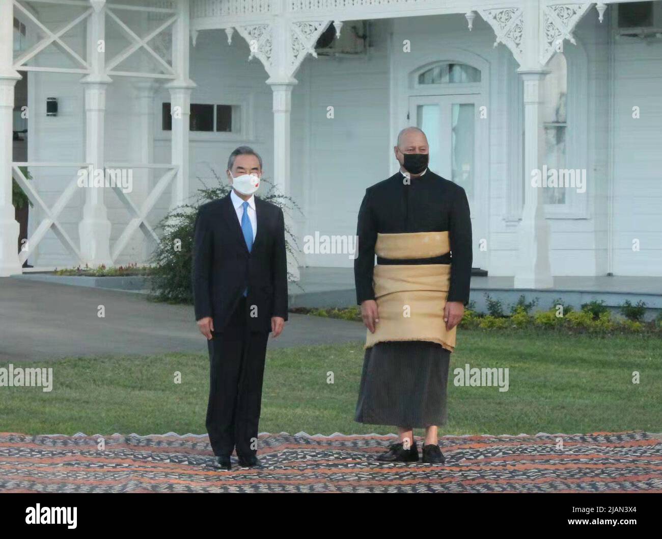 Nuku'alofa. 31st mai 2022. Le roi Tupou VI (R) des Tonga rencontre le conseiller d'État chinois et ministre des Affaires étrangères Wang Yi à Nuku'alofa, Tonga, 31 mai 2022. Credit: Xinhua/Alay Live News Banque D'Images