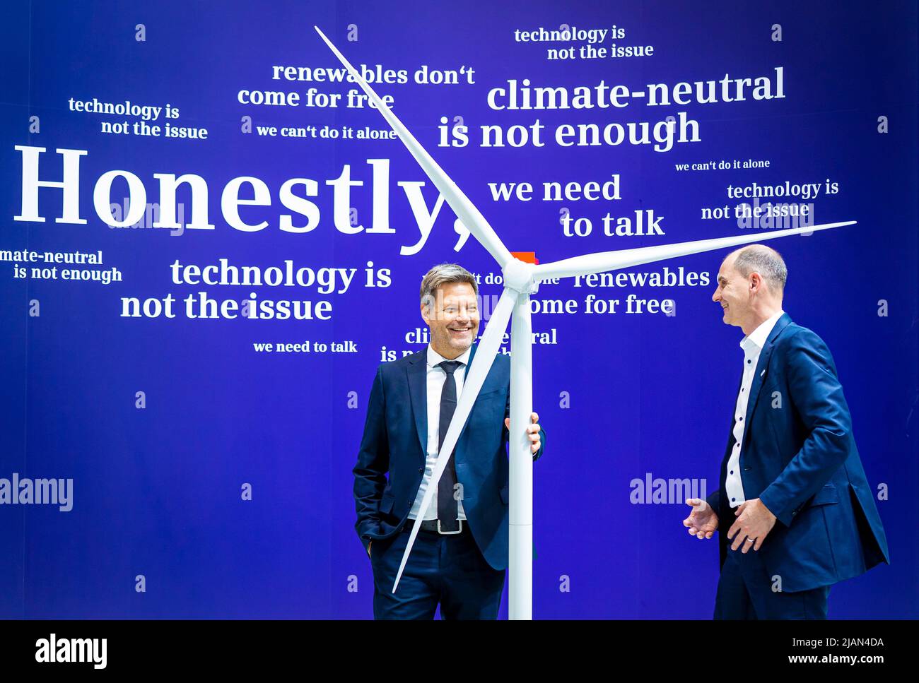 Hanovre, Allemagne. 31st mai 2022. Robert Habeck (l, Bündnis 90/Die Grünen), ministre fédéral des Affaires économiques et de la protection du climat, se tient au stand de Siemens Energy lors de sa visite de la Foire de Hanovre 2022 et s'entretient avec Tim Oliver Holt (r), membre du Directoire de Siemens Energy AG. Credit: Moritz Frankenberg/dpa/Alay Live News Banque D'Images