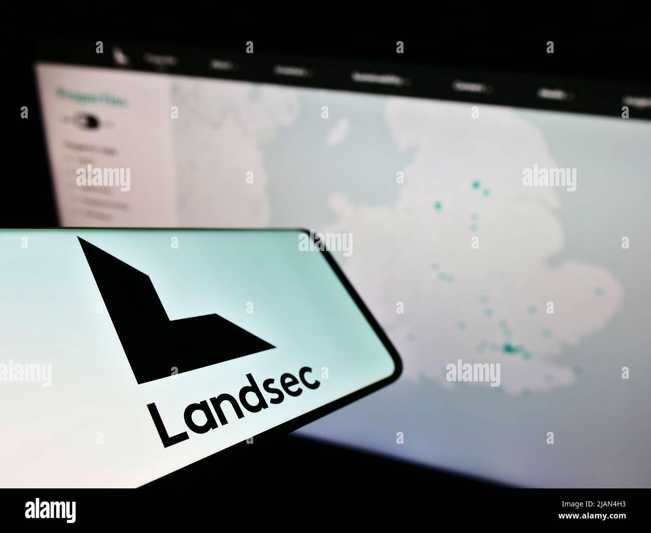 Téléphone mobile avec logo de la société Land Securities Group plc (Landsec) sur écran devant le site Web de l'entreprise. Concentrez-vous sur le centre de l'écran du téléphone. Banque D'Images