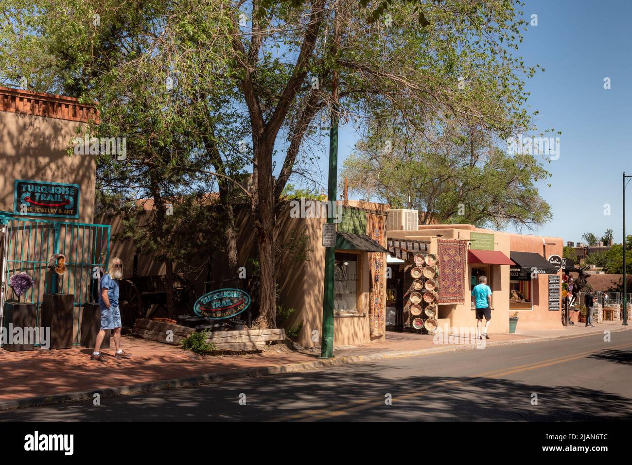 Shopping sur Old Santa Fe Trail, Santa Fe, Nouveau-Mexique, deux hommes sur le trottoir. Les magasins sont Turquoise Trail Fine Art and Jewellery et Momeni’s Gallery. Banque D'Images