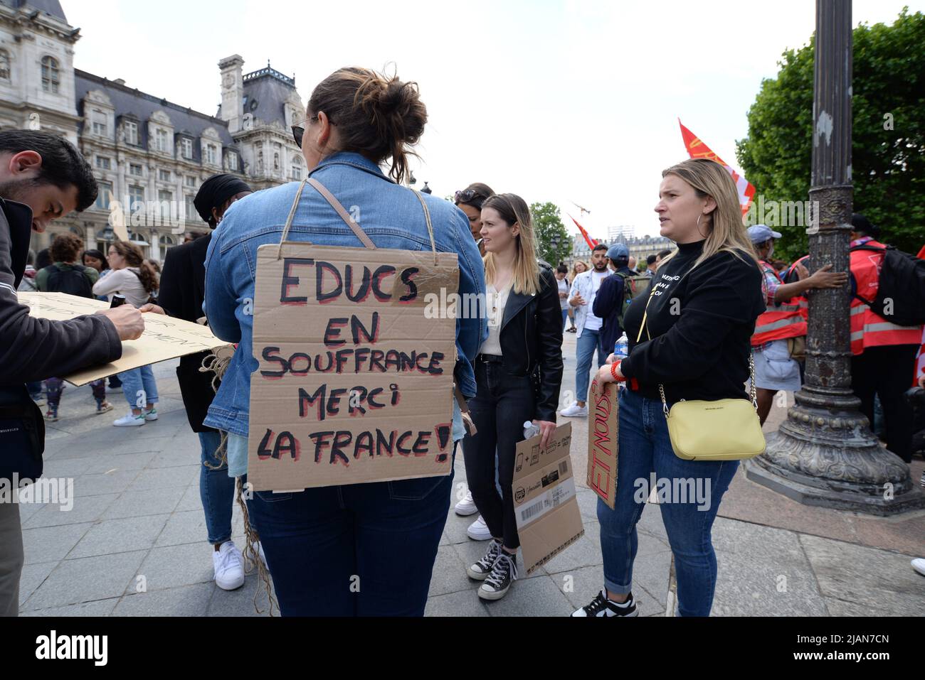 Les travailleurs sociaux et médicaux étaient en grève et manifestaient dans les rues de Paris pour des augmentations de salaire, de meilleures conditions de travail et de recrutement Banque D'Images