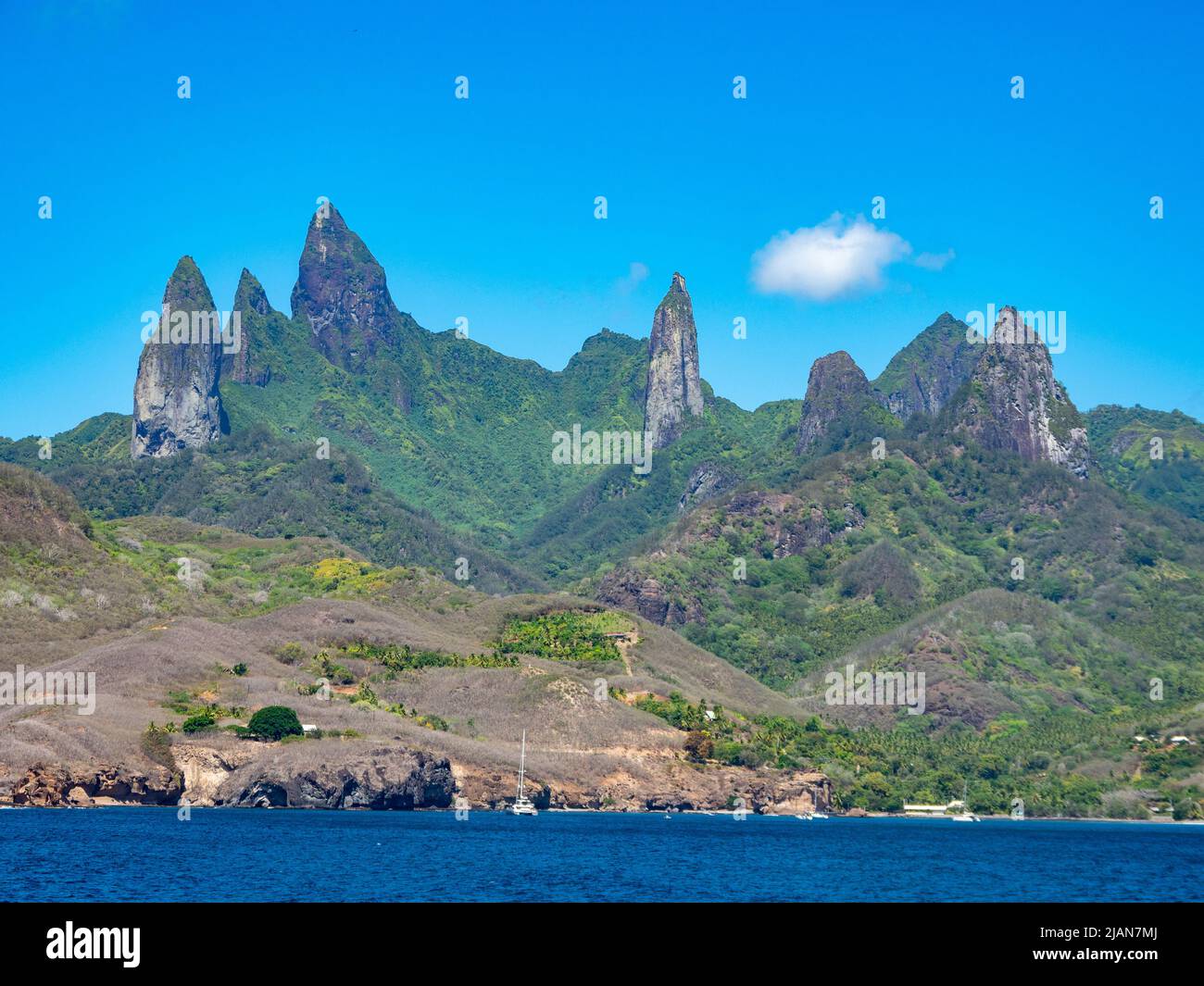 Le paysage magnifique de l'île d'UA pou avec ses rochers phonolitiques dans les Marquises de Polynésie française Banque D'Images
