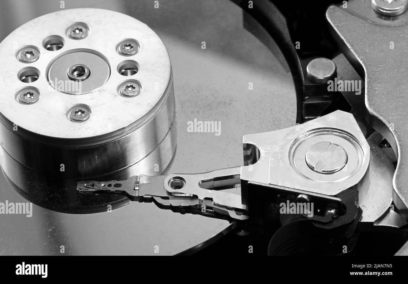 Détail de la tête de lecture d'un disque dur SATA avec disques en métal poli Banque D'Images